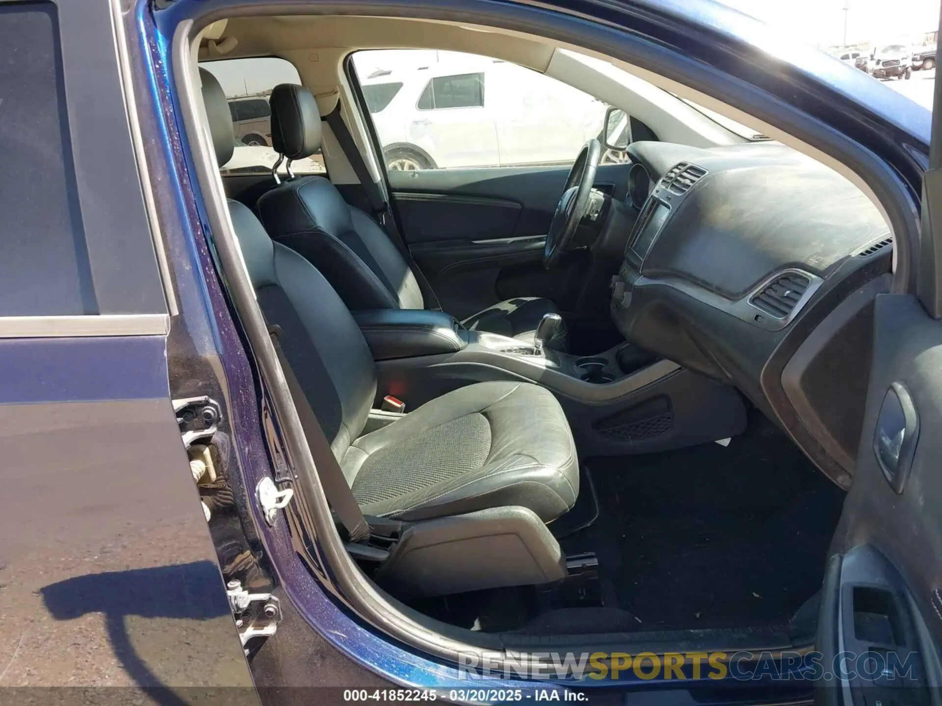 5 Photograph of a damaged car 3C4PDCGG0KT737485 DODGE JOURNEY 2019