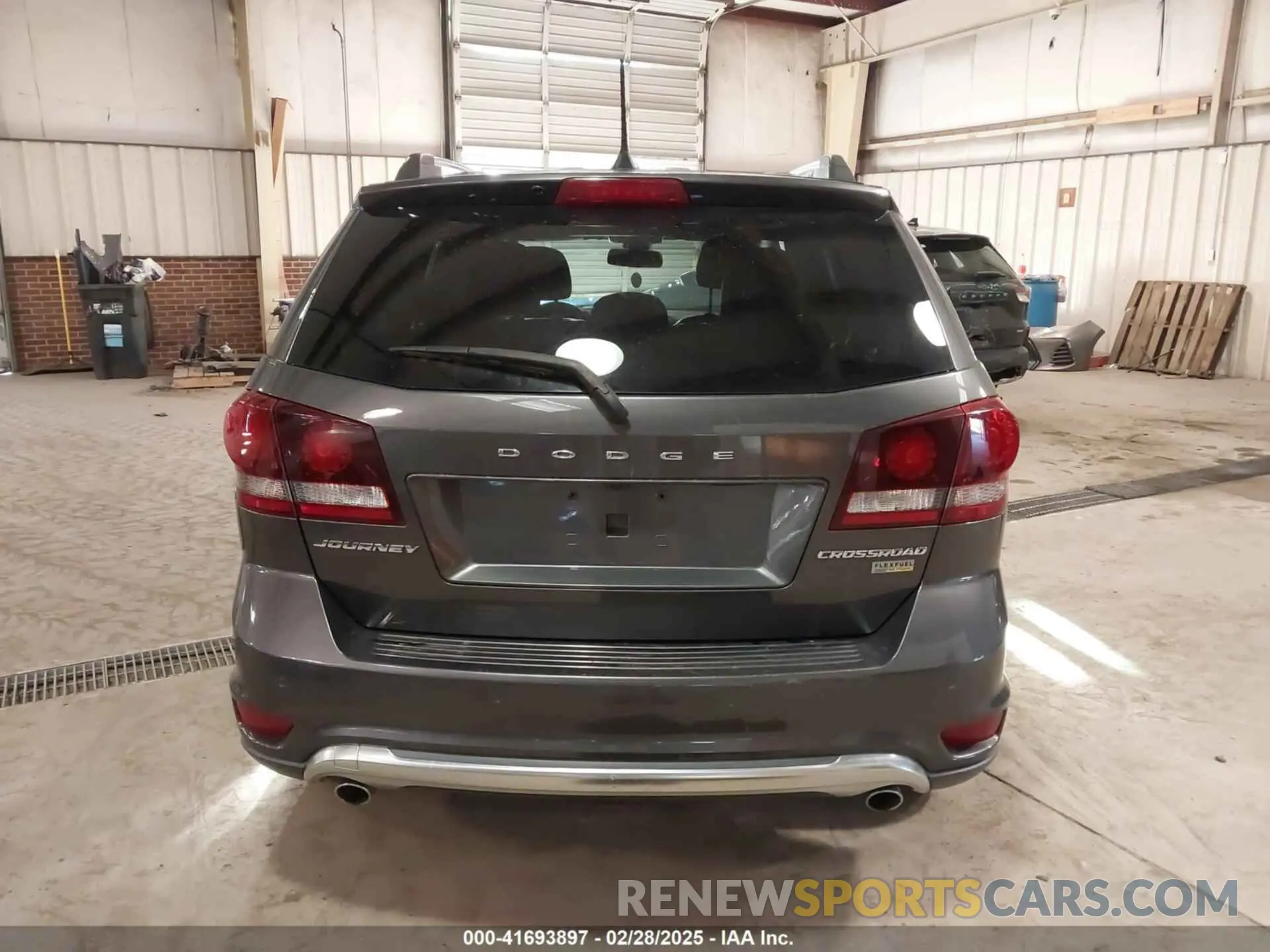 17 Photograph of a damaged car 3C4PDCGG1KT728116 DODGE JOURNEY 2019