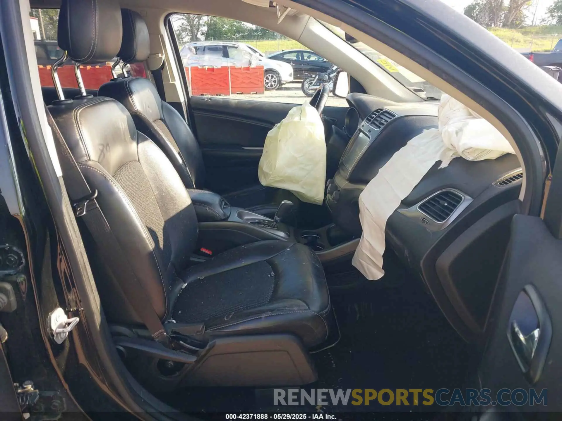 5 Photograph of a damaged car 3C4PDCGG1KT783147 DODGE JOURNEY 2019