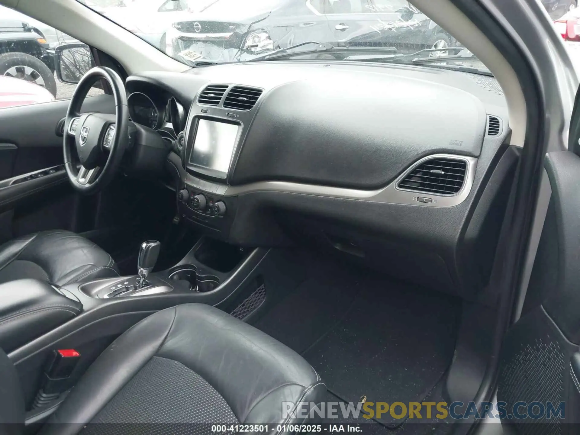 5 Photograph of a damaged car 3C4PDCGG3KT717912 DODGE JOURNEY 2019