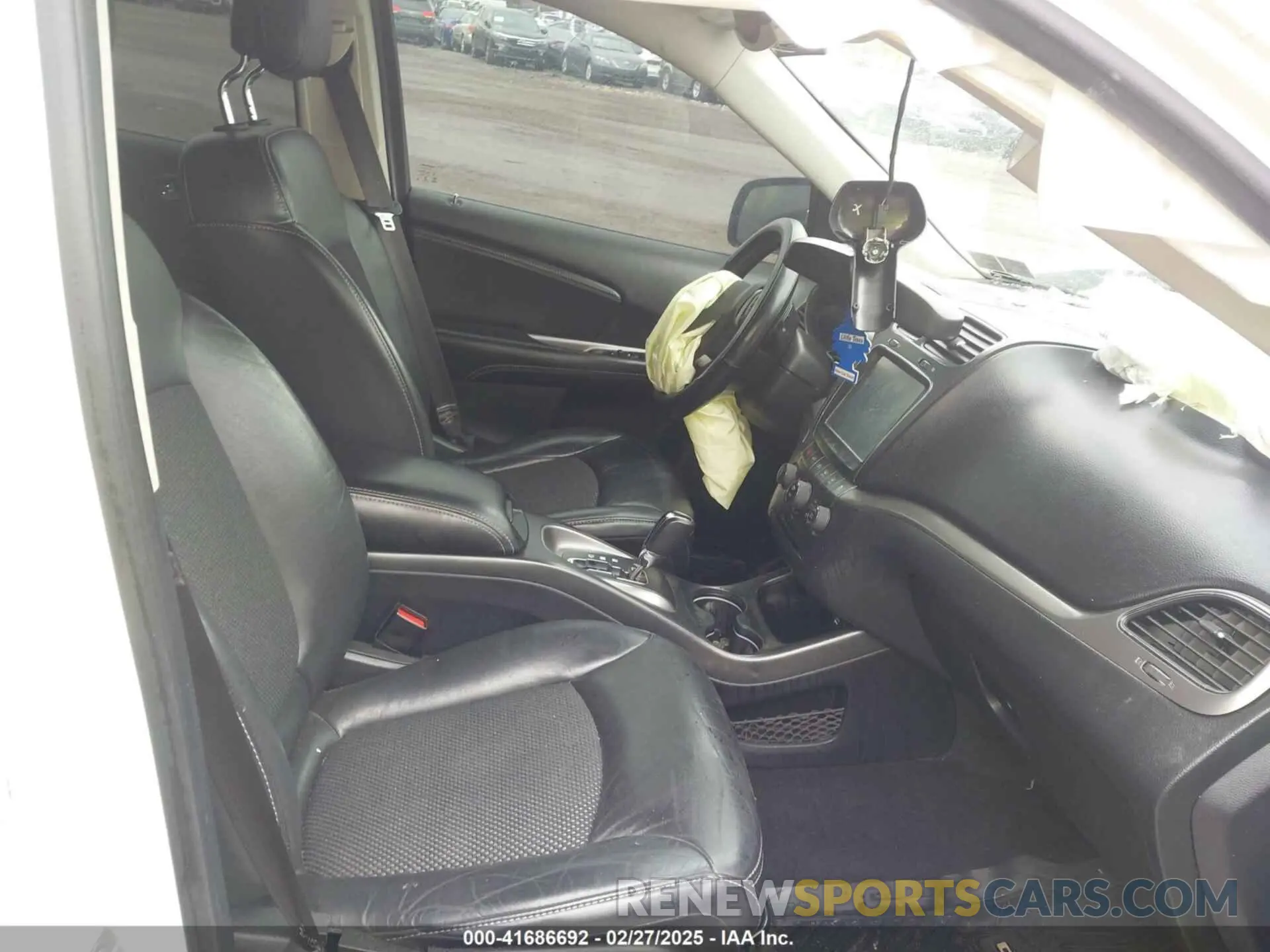 5 Photograph of a damaged car 3C4PDCGG7KT860748 DODGE JOURNEY 2019