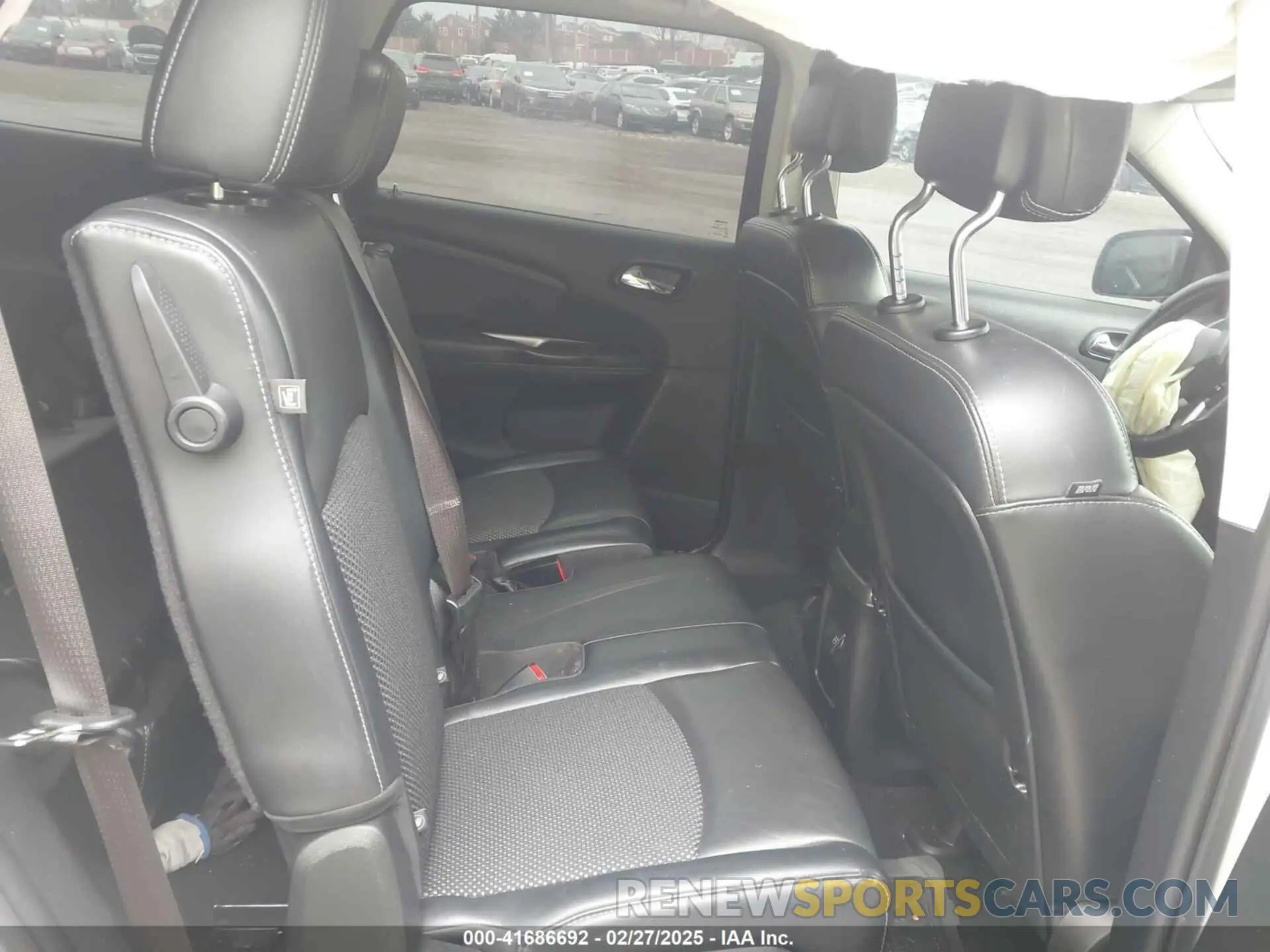 8 Photograph of a damaged car 3C4PDCGG7KT860748 DODGE JOURNEY 2019