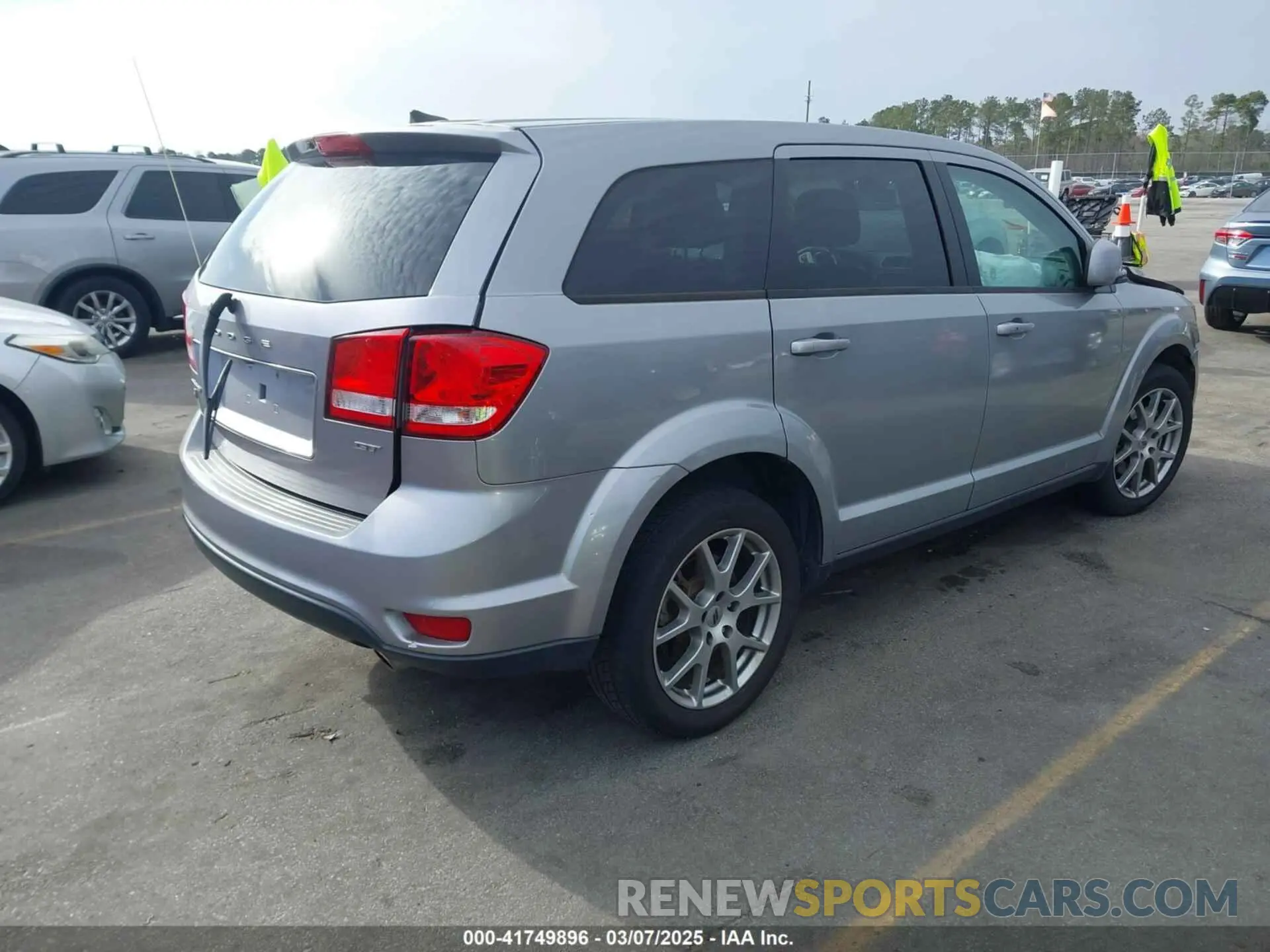4 Photograph of a damaged car 3C4PDDEG3KT738784 DODGE JOURNEY 2019