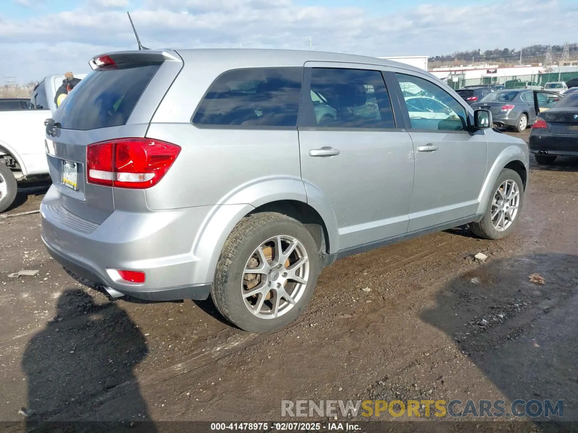 4 Photograph of a damaged car 3C4PDDEG9KT745688 DODGE JOURNEY 2019