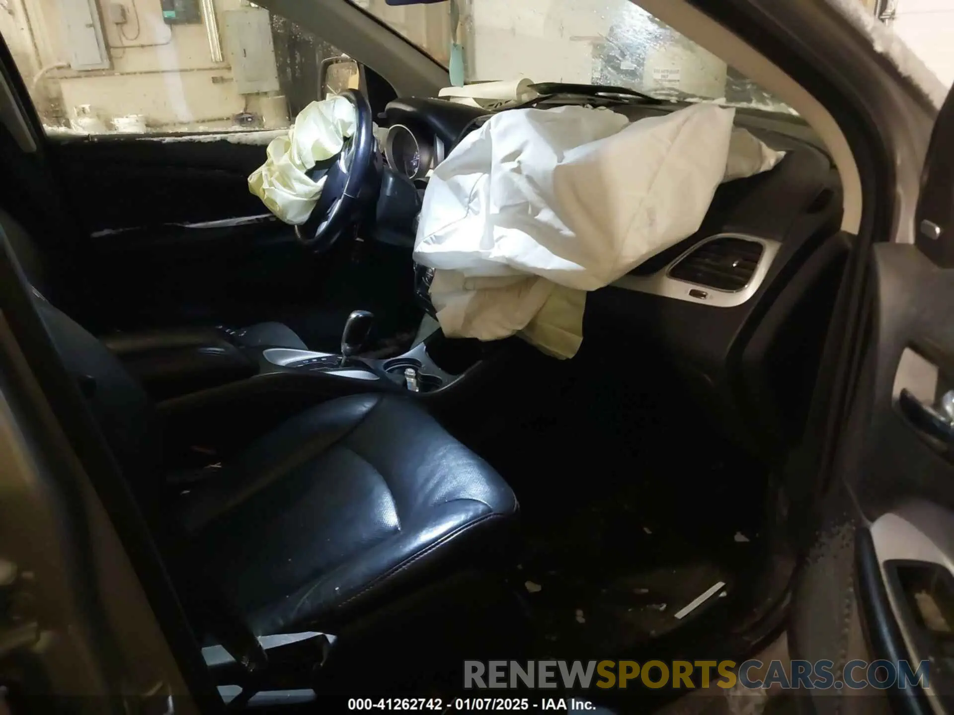 5 Photograph of a damaged car 3C4PDDEG9KT769926 DODGE JOURNEY 2019