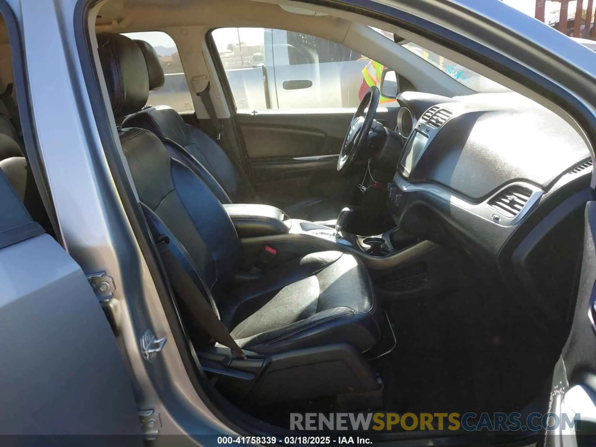 5 Photograph of a damaged car 3C4PDDEGXKT784922 DODGE JOURNEY 2019