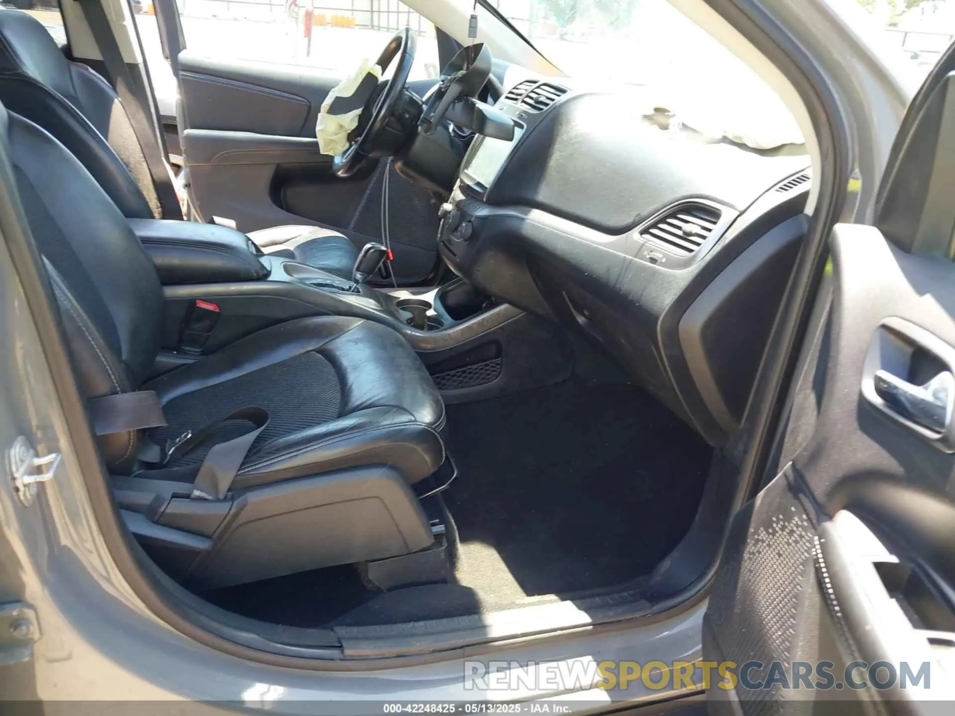 5 Photograph of a damaged car 3C4PDDGG0KT764935 DODGE JOURNEY 2019
