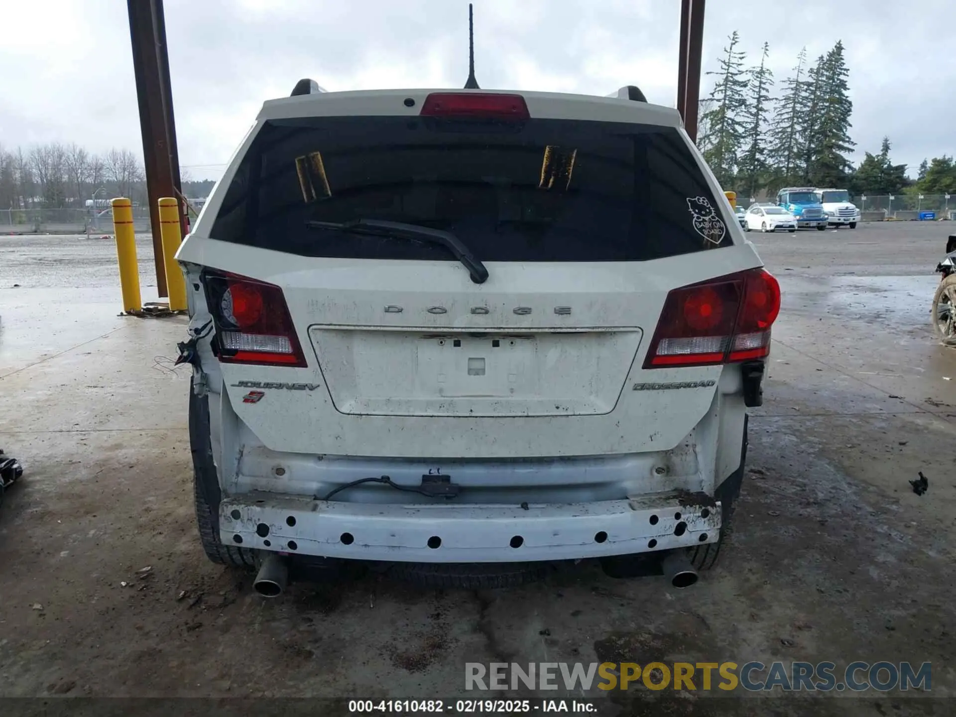 17 Photograph of a damaged car 3C4PDDGG3KT846366 DODGE JOURNEY 2019