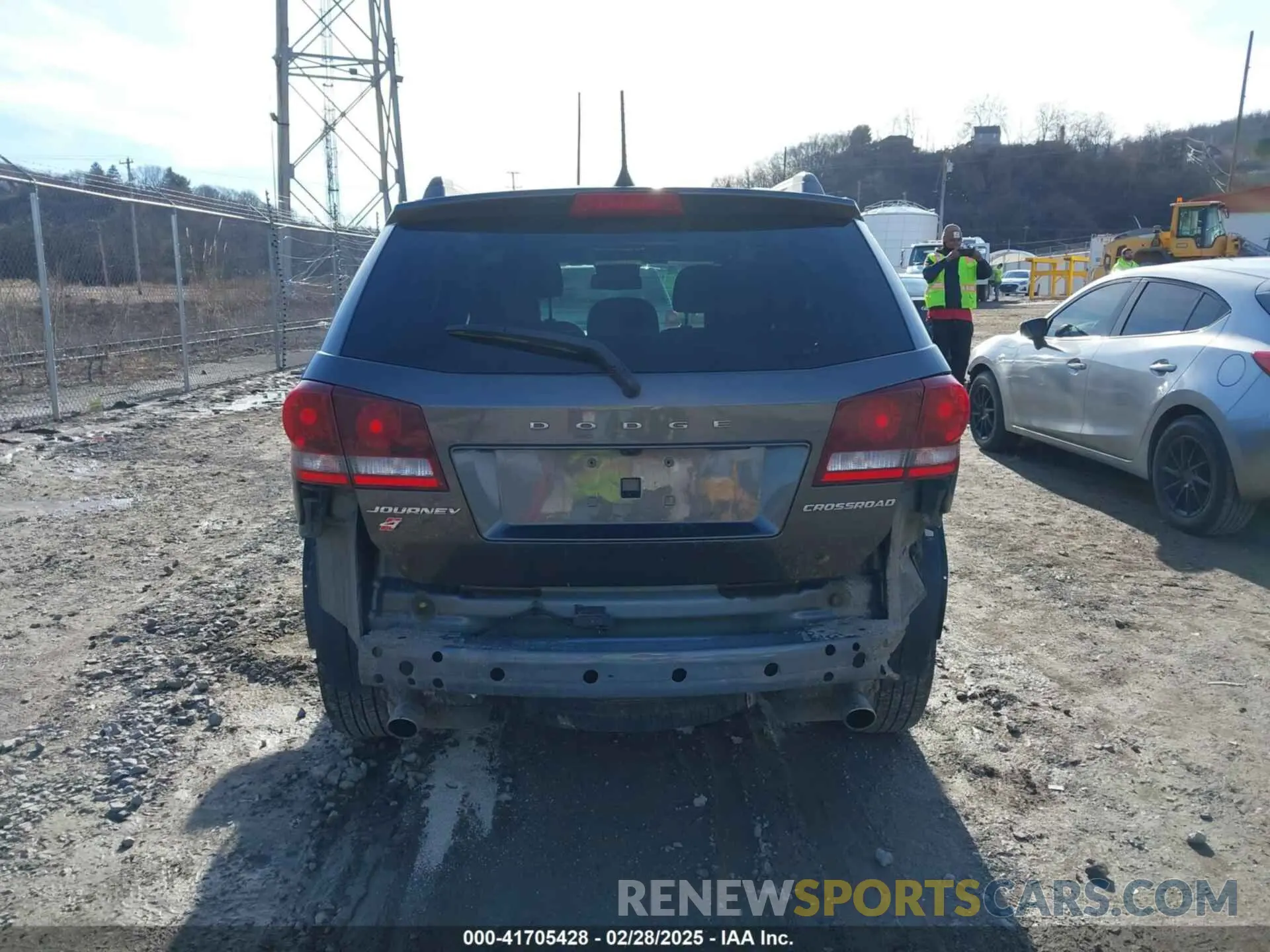 17 Photograph of a damaged car 3C4PDDGG6KT860665 DODGE JOURNEY 2019