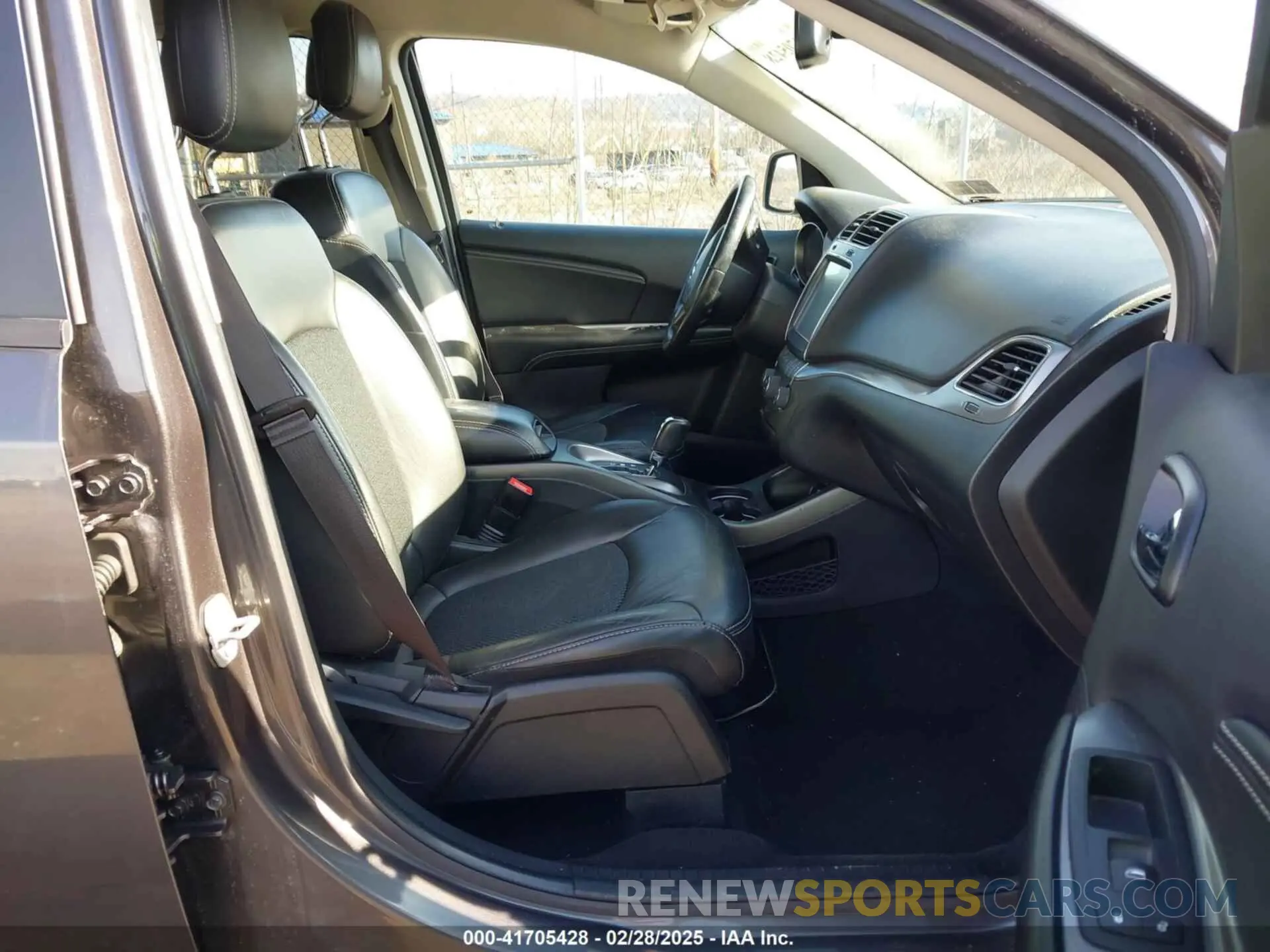 5 Photograph of a damaged car 3C4PDDGG6KT860665 DODGE JOURNEY 2019