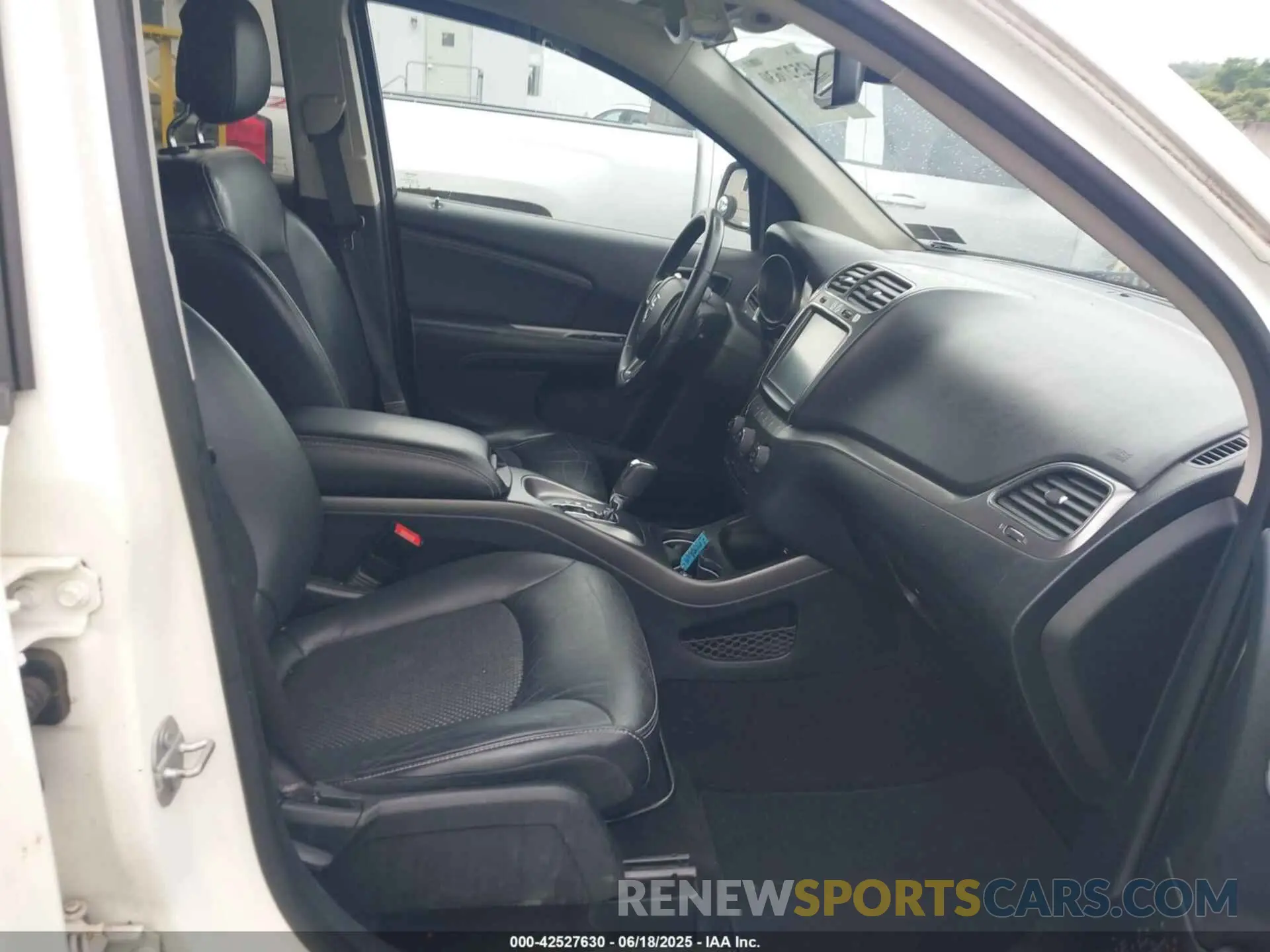 5 Photograph of a damaged car 3C4PDDGGXKT765137 DODGE JOURNEY 2019