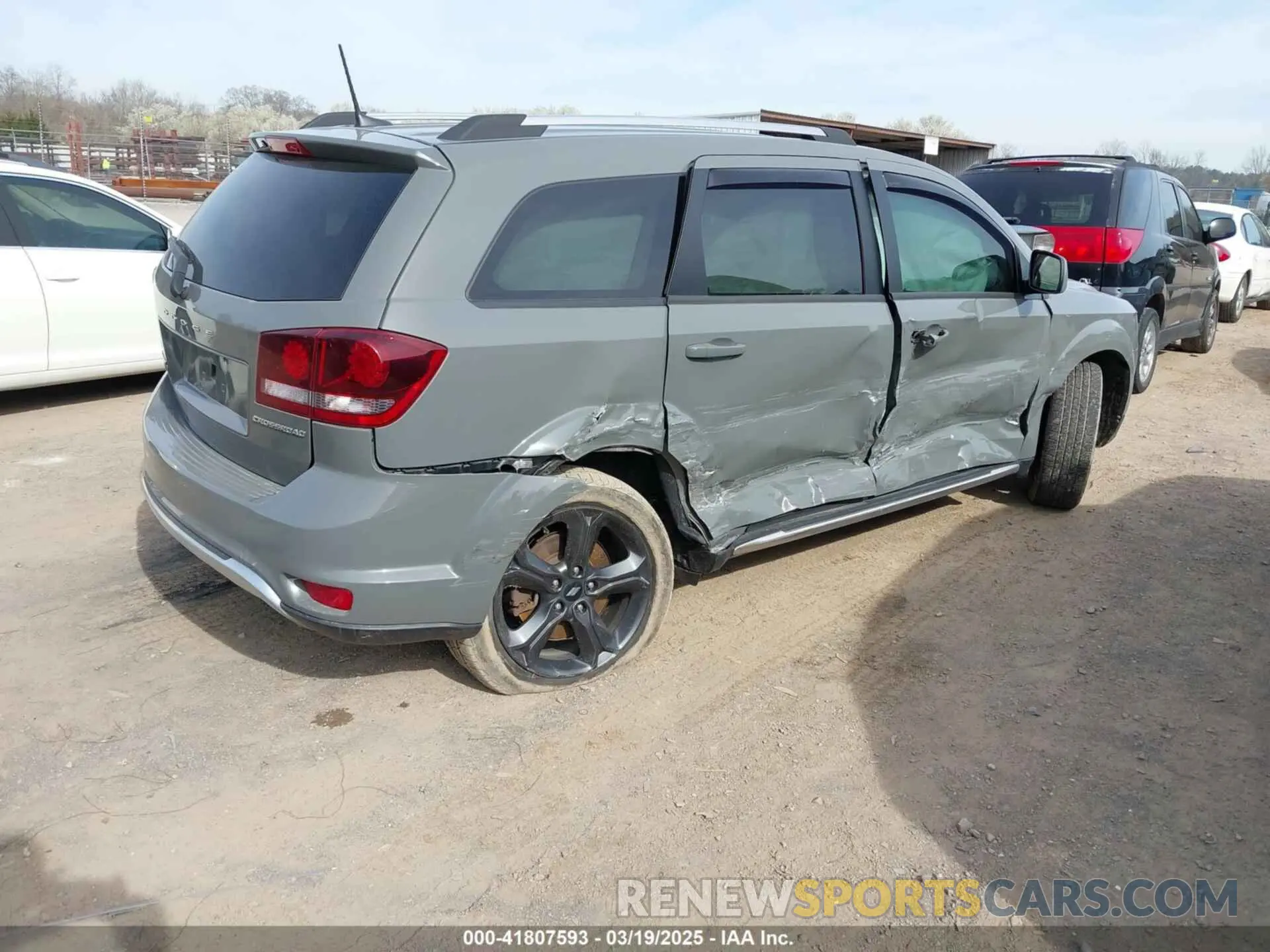 4 Photograph of a damaged car 3C4PDDGGXKT816605 DODGE JOURNEY 2019