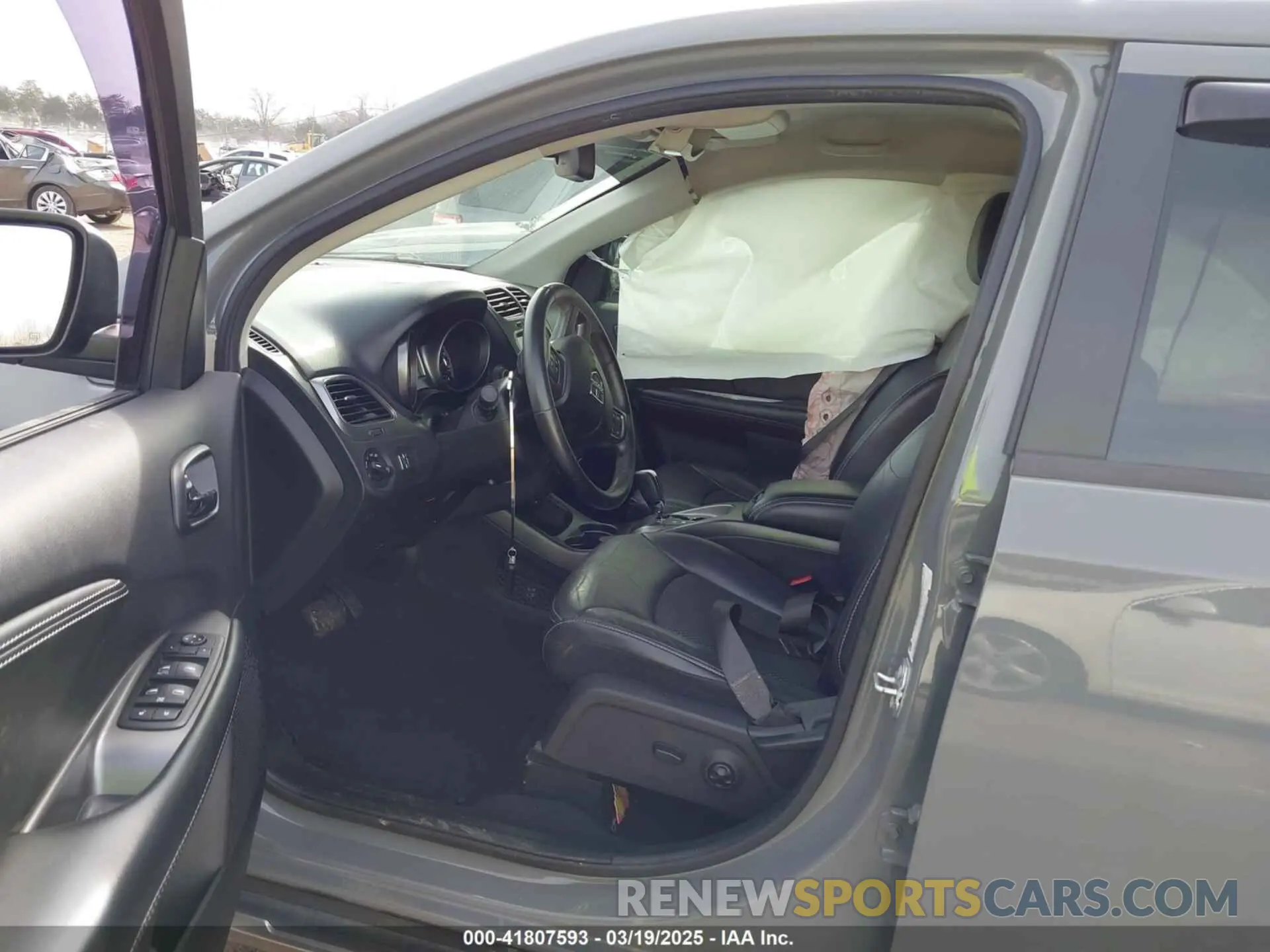 5 Photograph of a damaged car 3C4PDDGGXKT816605 DODGE JOURNEY 2019