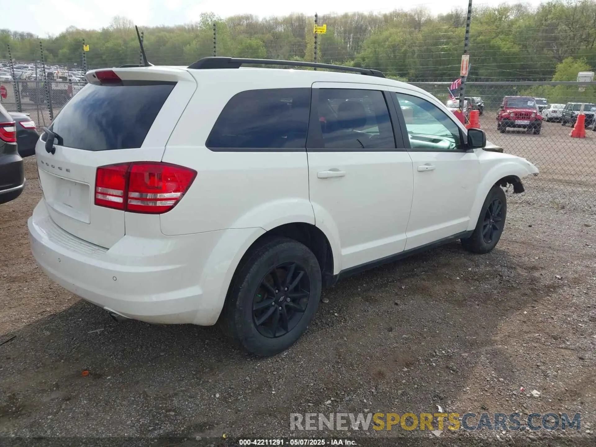 4 Photograph of a damaged car 3C4PDCAB0LT180284 DODGE JOURNEY 2020