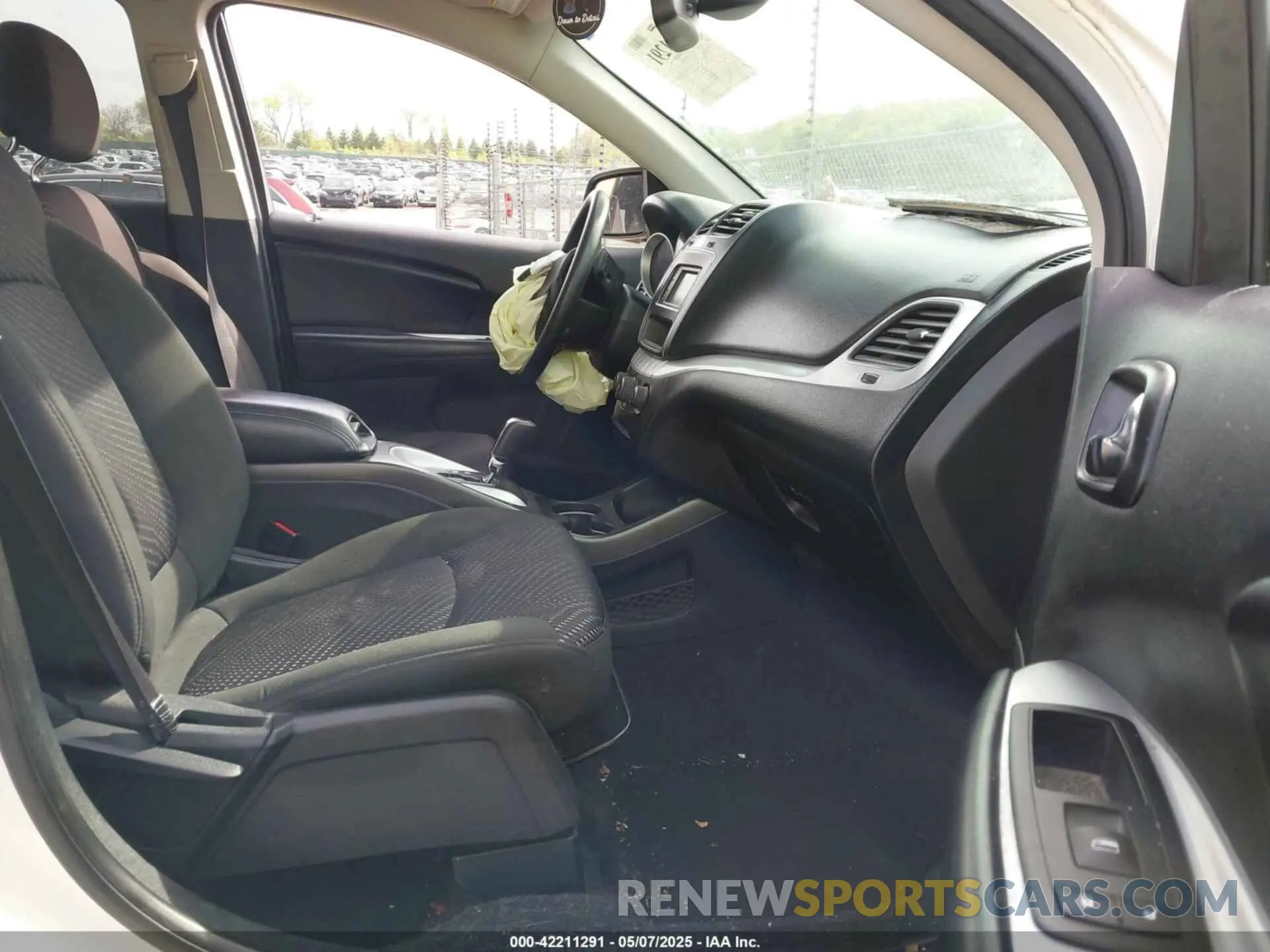 5 Photograph of a damaged car 3C4PDCAB0LT180284 DODGE JOURNEY 2020