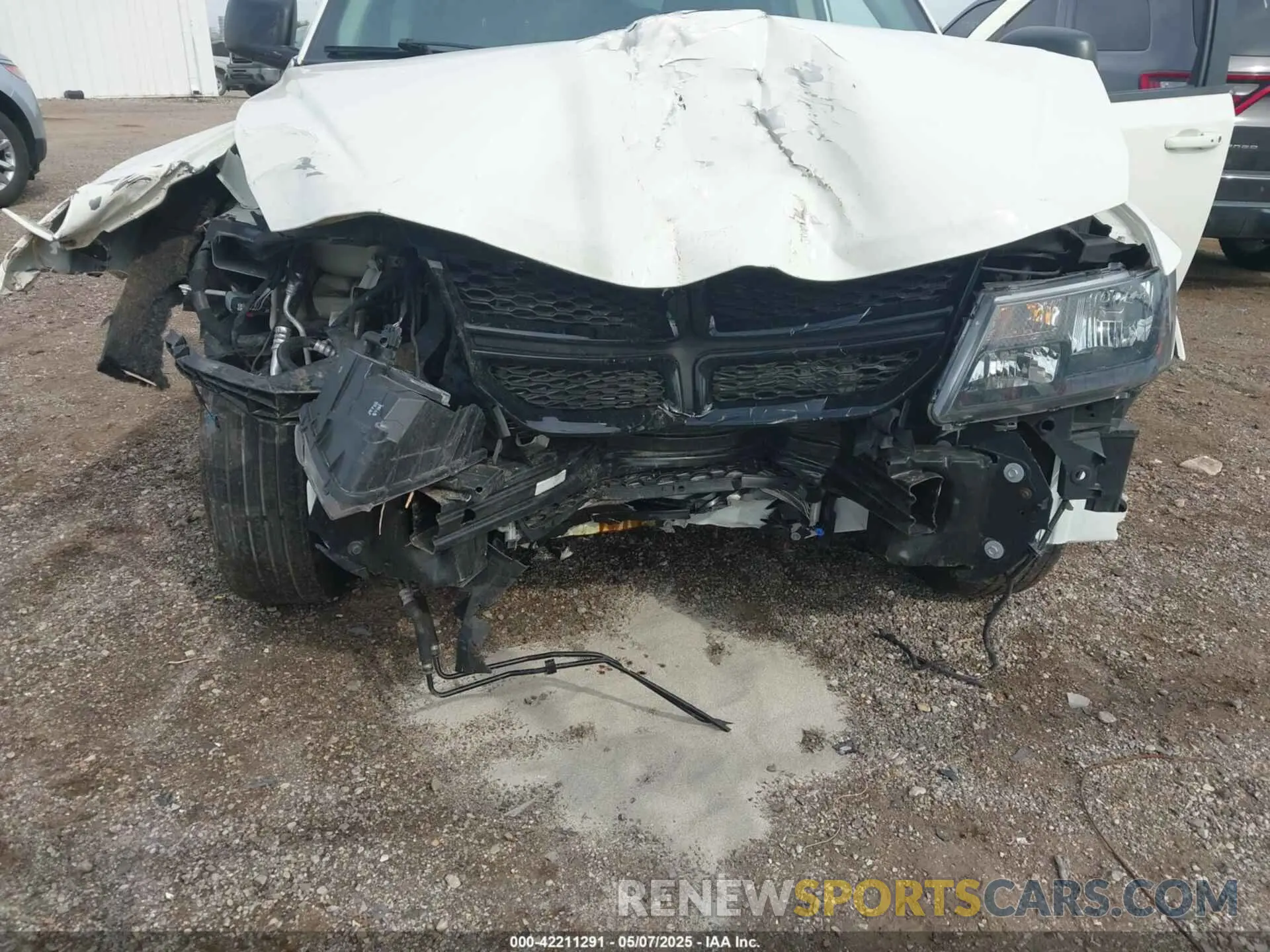 6 Photograph of a damaged car 3C4PDCAB0LT180284 DODGE JOURNEY 2020