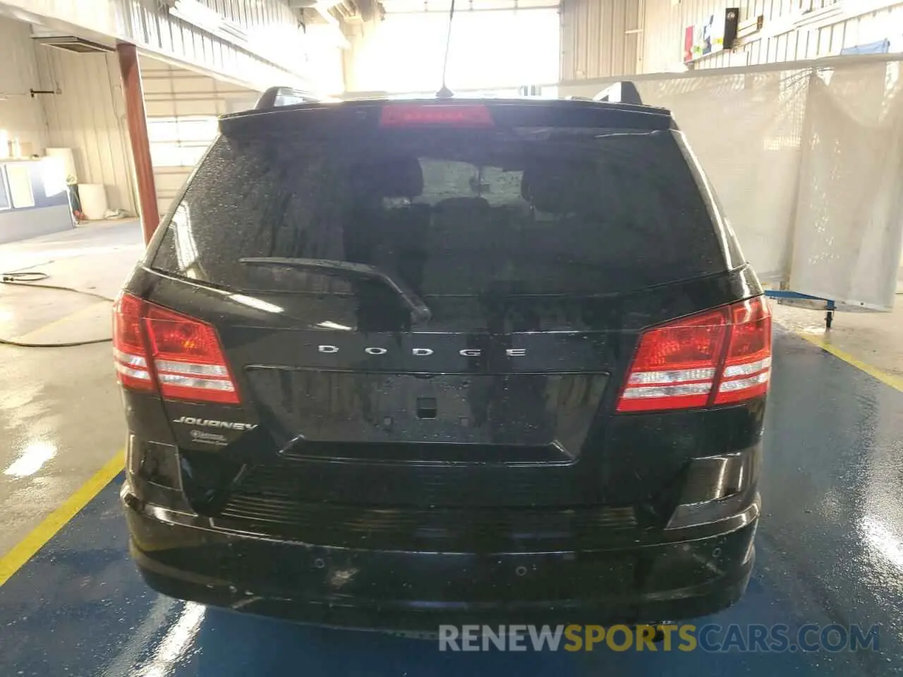 6 Photograph of a damaged car 3C4PDCAB0LT235784 DODGE JOURNEY 2020