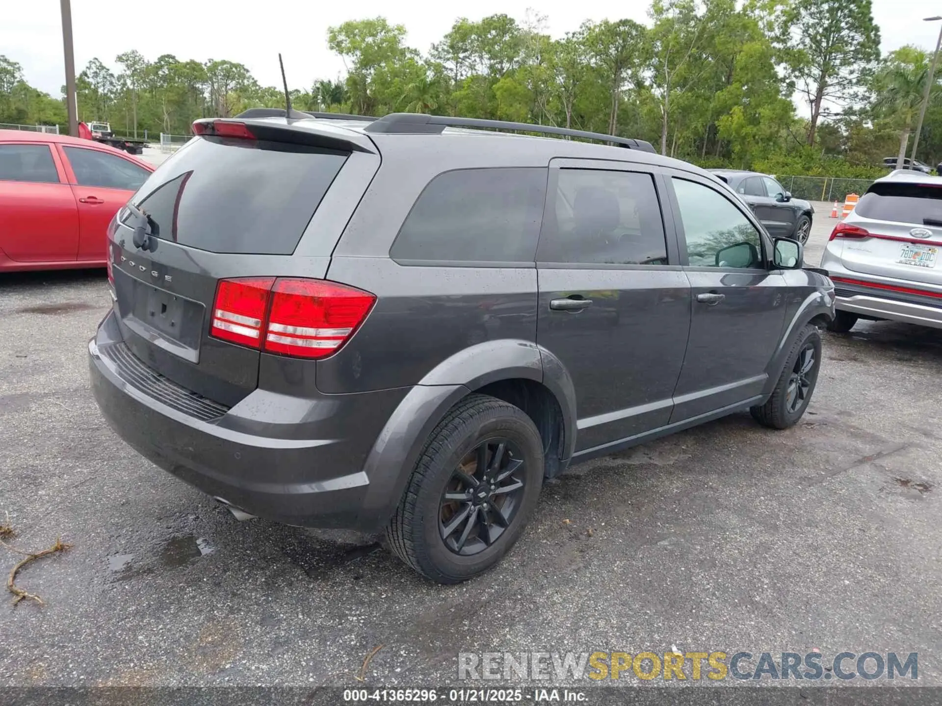 4 Photograph of a damaged car 3C4PDCAB0LT274486 DODGE JOURNEY 2020