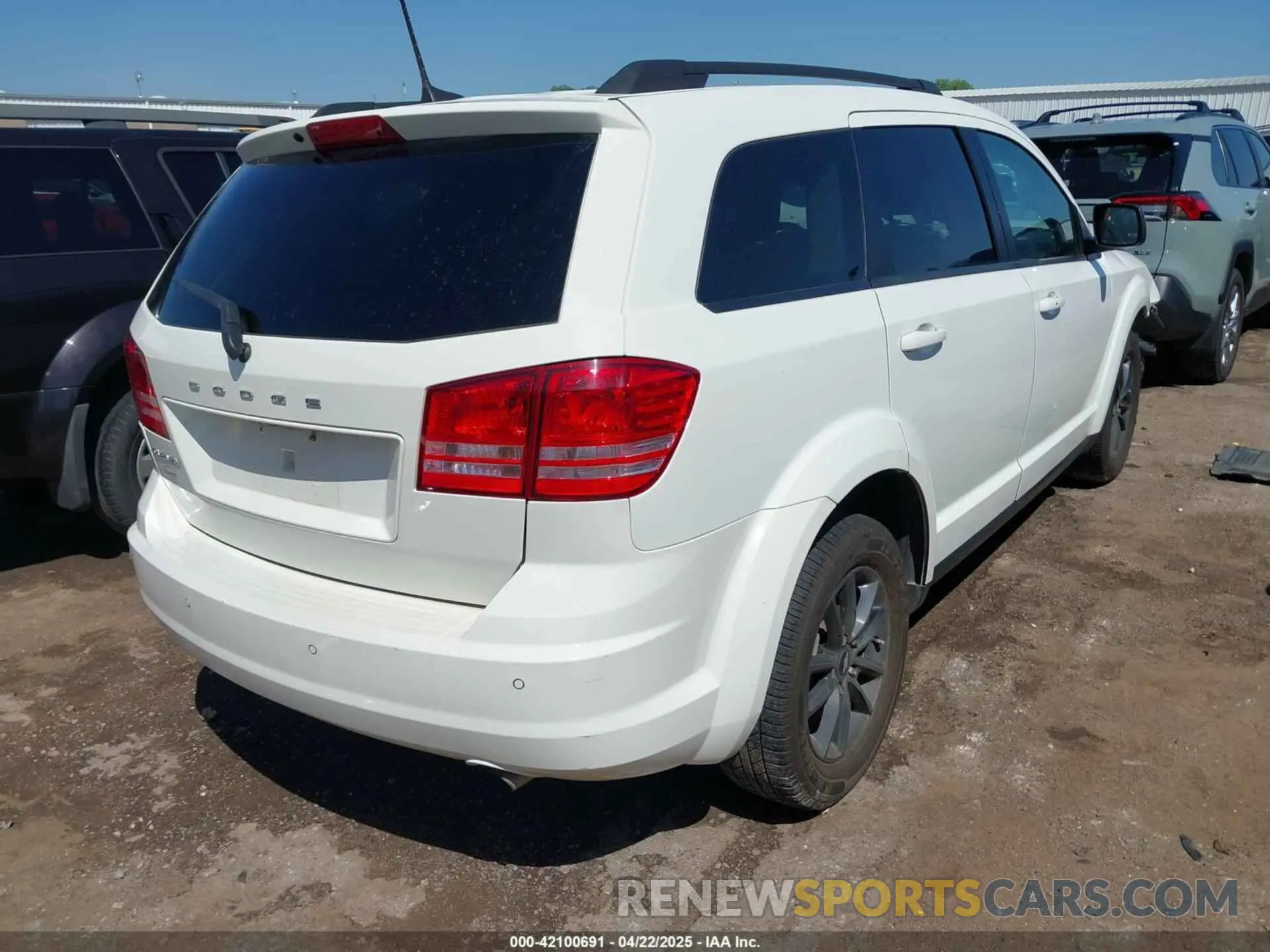 4 Photograph of a damaged car 3C4PDCAB1LT262623 DODGE JOURNEY 2020