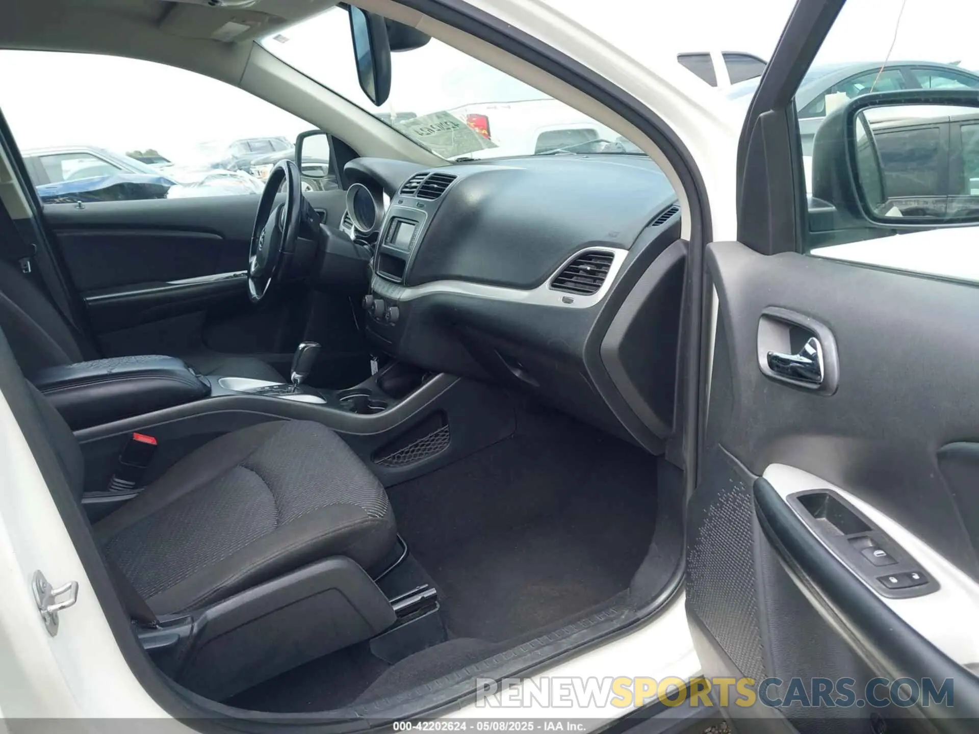 5 Photograph of a damaged car 3C4PDCAB1LT269345 DODGE JOURNEY 2020