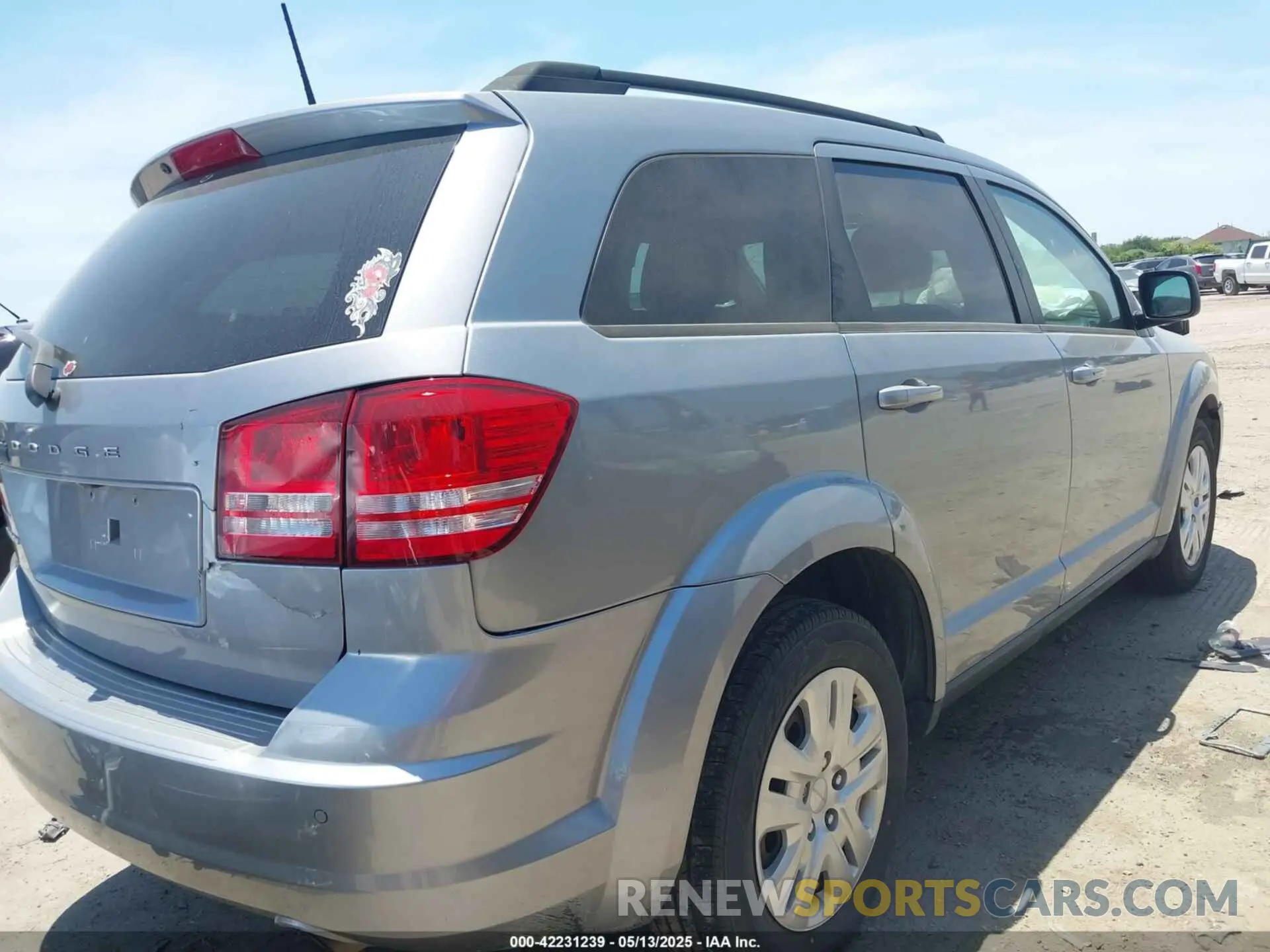 4 Photograph of a damaged car 3C4PDCAB2LT250674 DODGE JOURNEY 2020