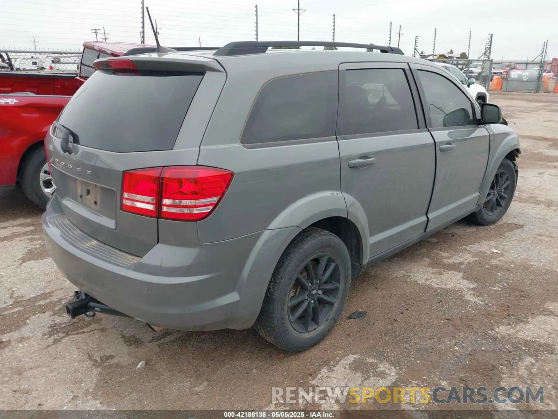 4 Photograph of a damaged car 3C4PDCAB3LT237626 DODGE JOURNEY 2020