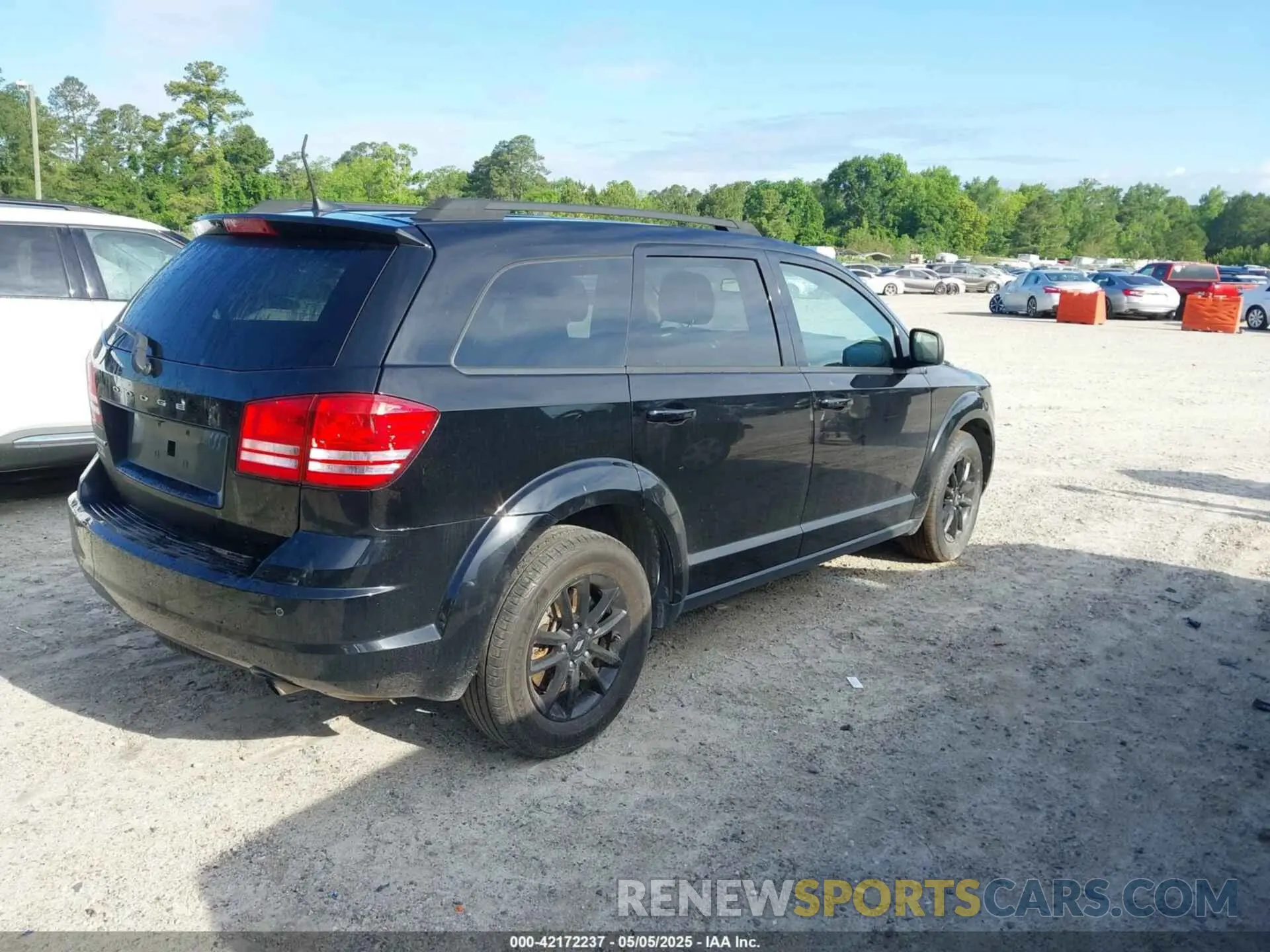 4 Photograph of a damaged car 3C4PDCAB3LT273039 DODGE JOURNEY 2020