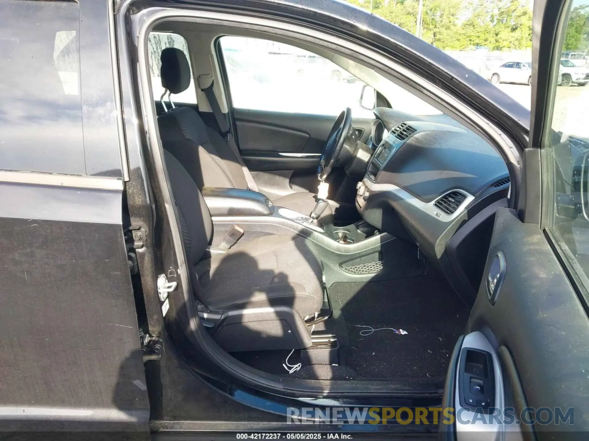 5 Photograph of a damaged car 3C4PDCAB3LT273039 DODGE JOURNEY 2020