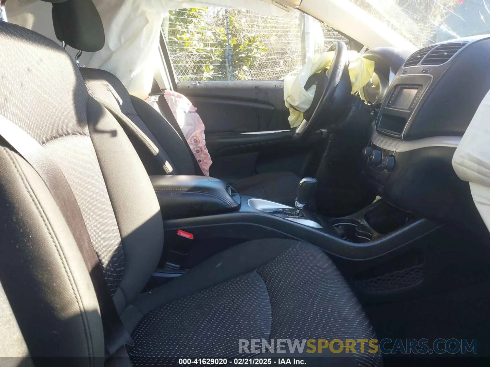 5 Photograph of a damaged car 3C4PDCAB3LT273512 DODGE JOURNEY 2020