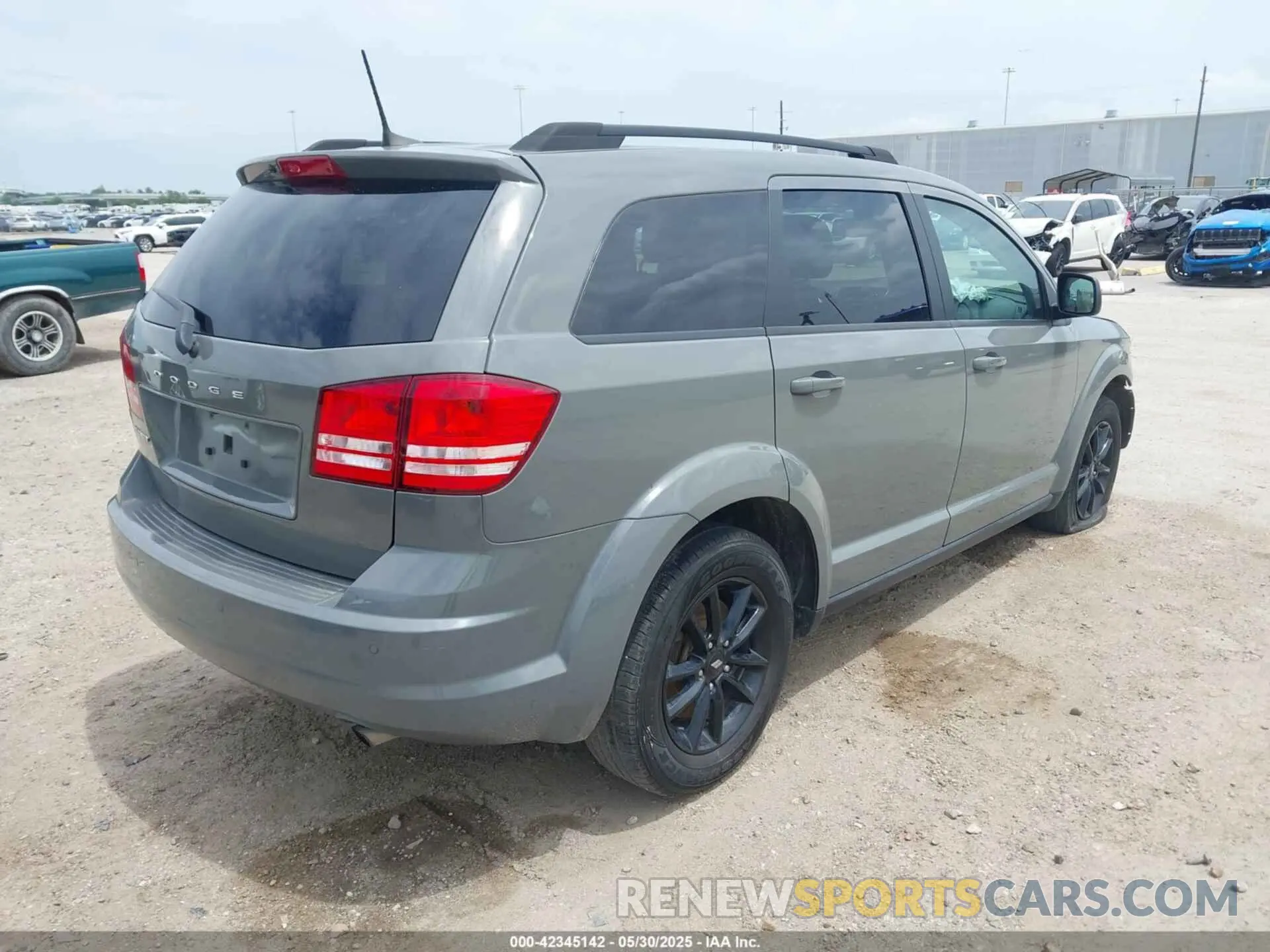 4 Photograph of a damaged car 3C4PDCAB3LT275163 DODGE JOURNEY 2020