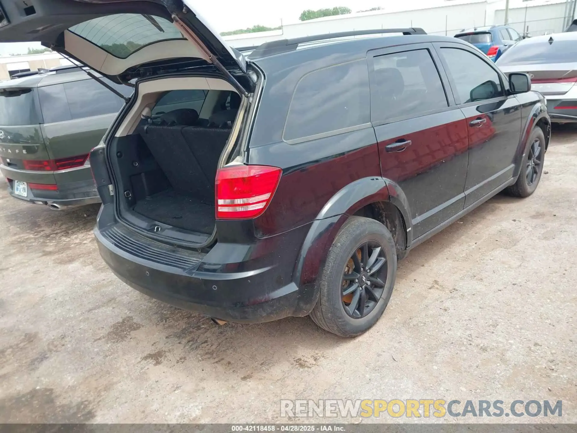 4 Photograph of a damaged car 3C4PDCAB4LT254161 DODGE JOURNEY 2020