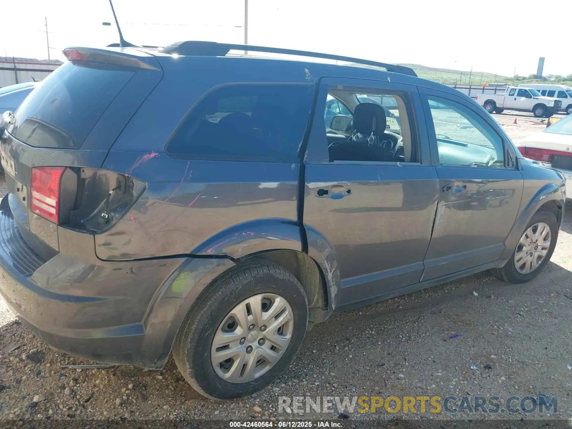 6 Photograph of a damaged car 3C4PDCAB4LT268058 DODGE JOURNEY 2020