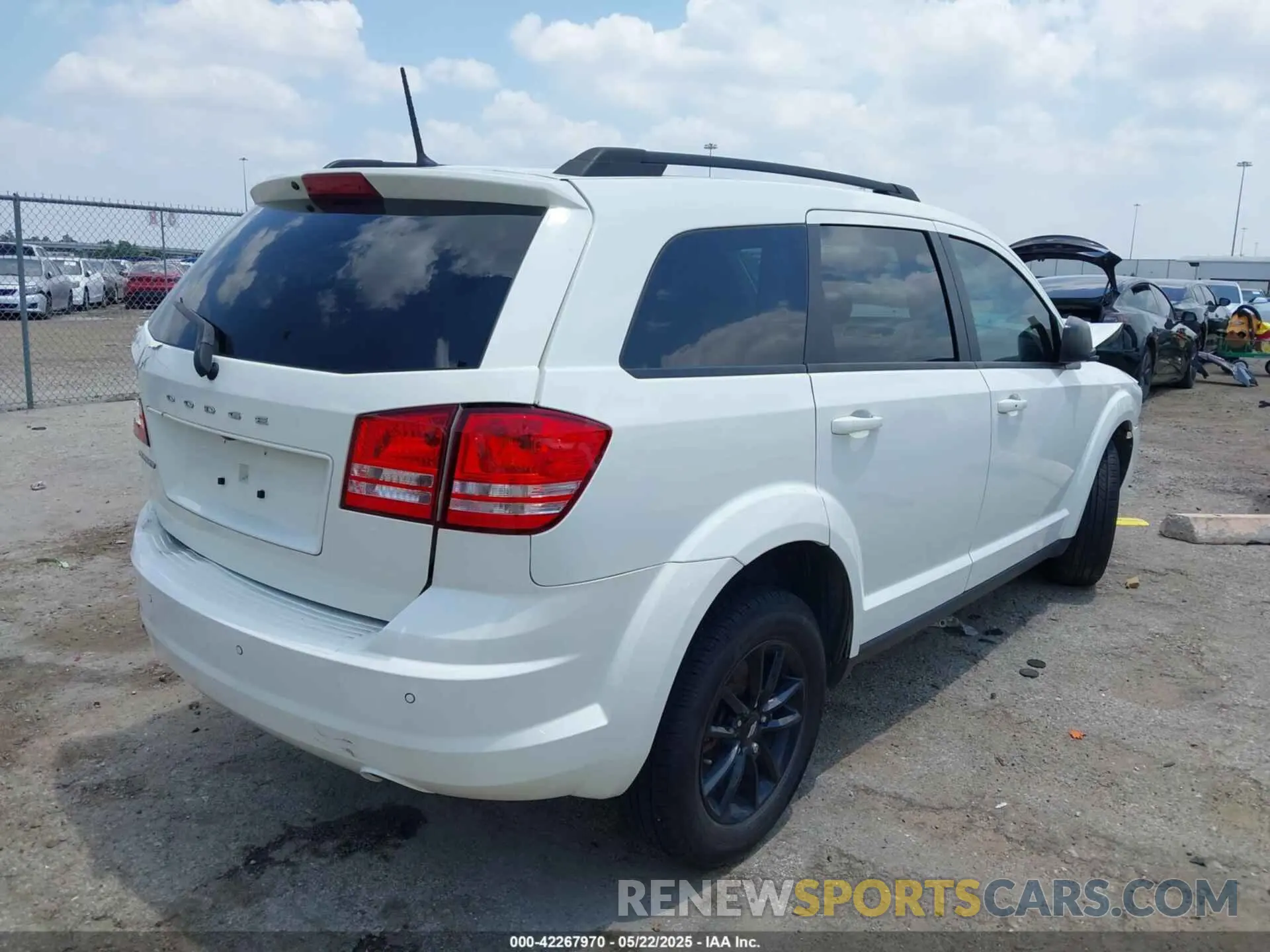 4 Photograph of a damaged car 3C4PDCAB4LT268075 DODGE JOURNEY 2020