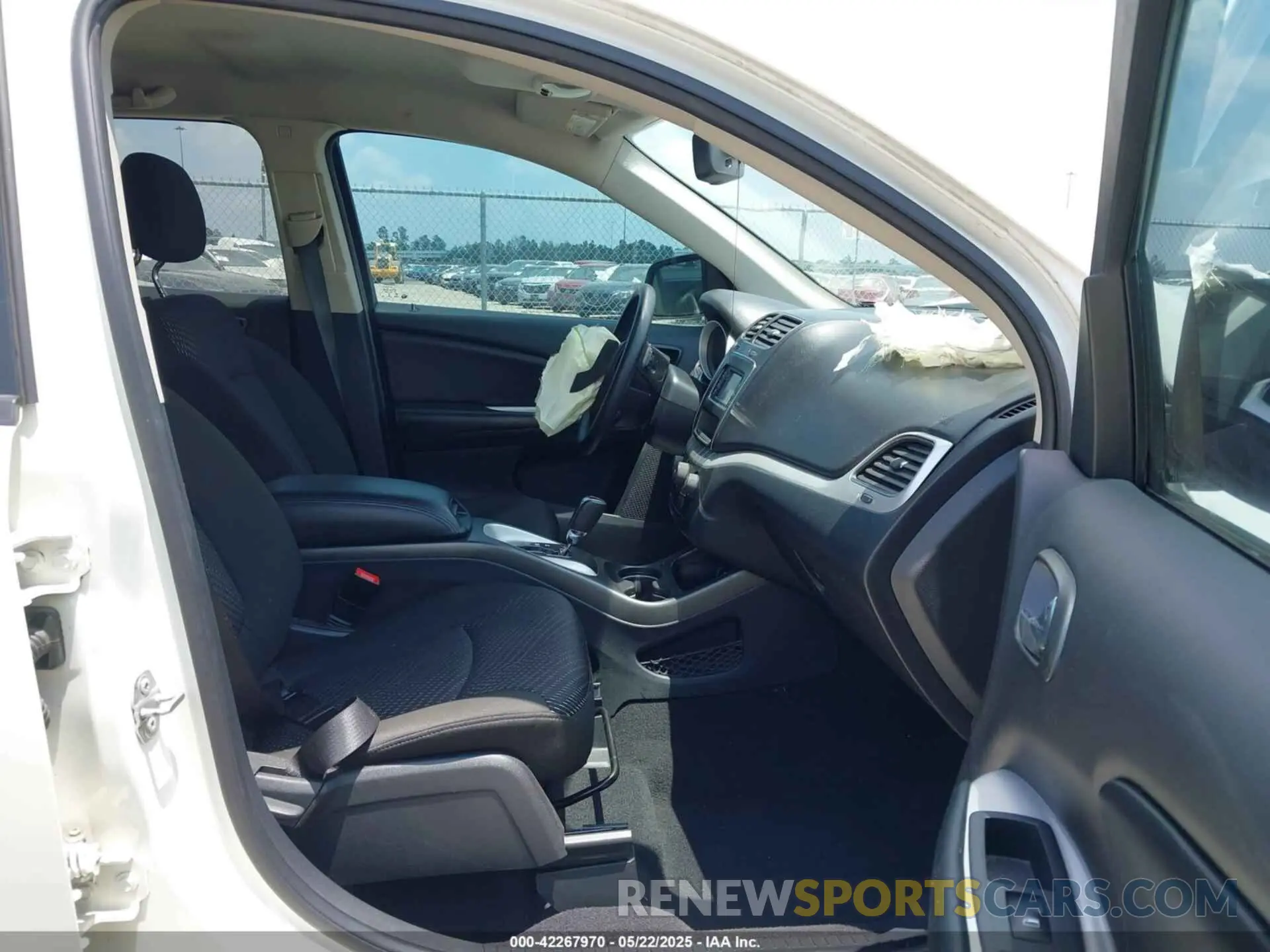 5 Photograph of a damaged car 3C4PDCAB4LT268075 DODGE JOURNEY 2020