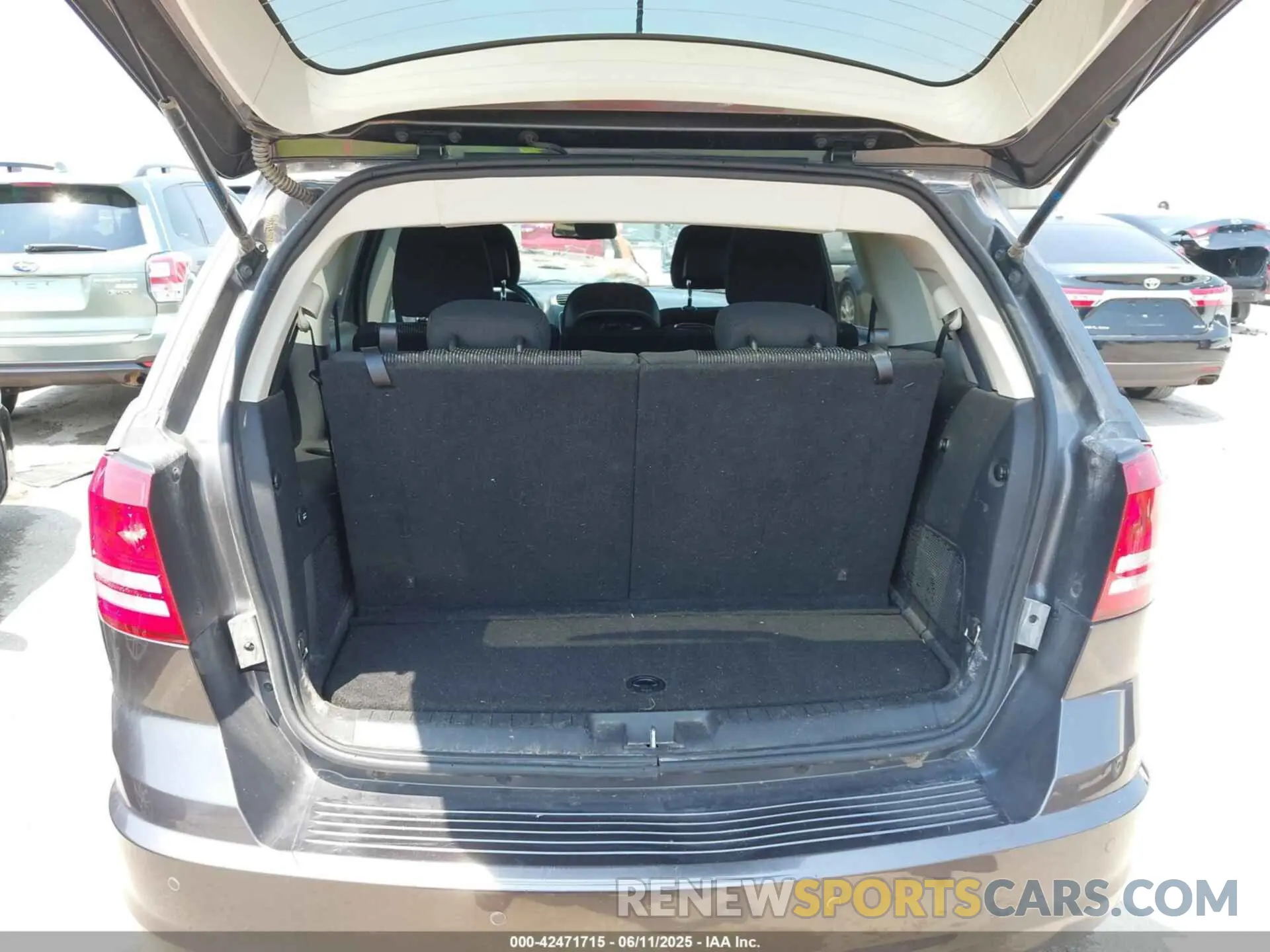 18 Photograph of a damaged car 3C4PDCAB4LT274068 DODGE JOURNEY 2020