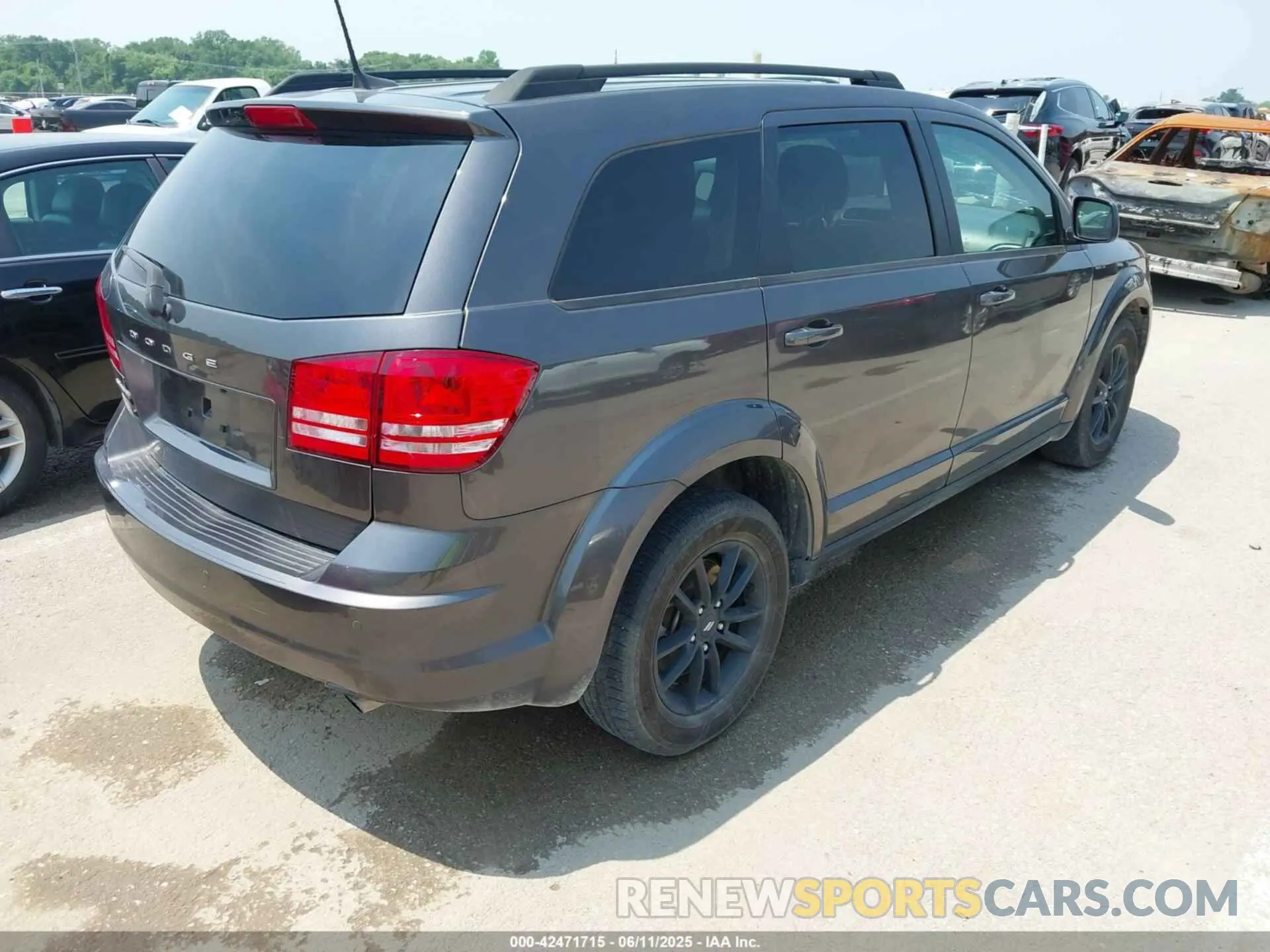 4 Photograph of a damaged car 3C4PDCAB4LT274068 DODGE JOURNEY 2020