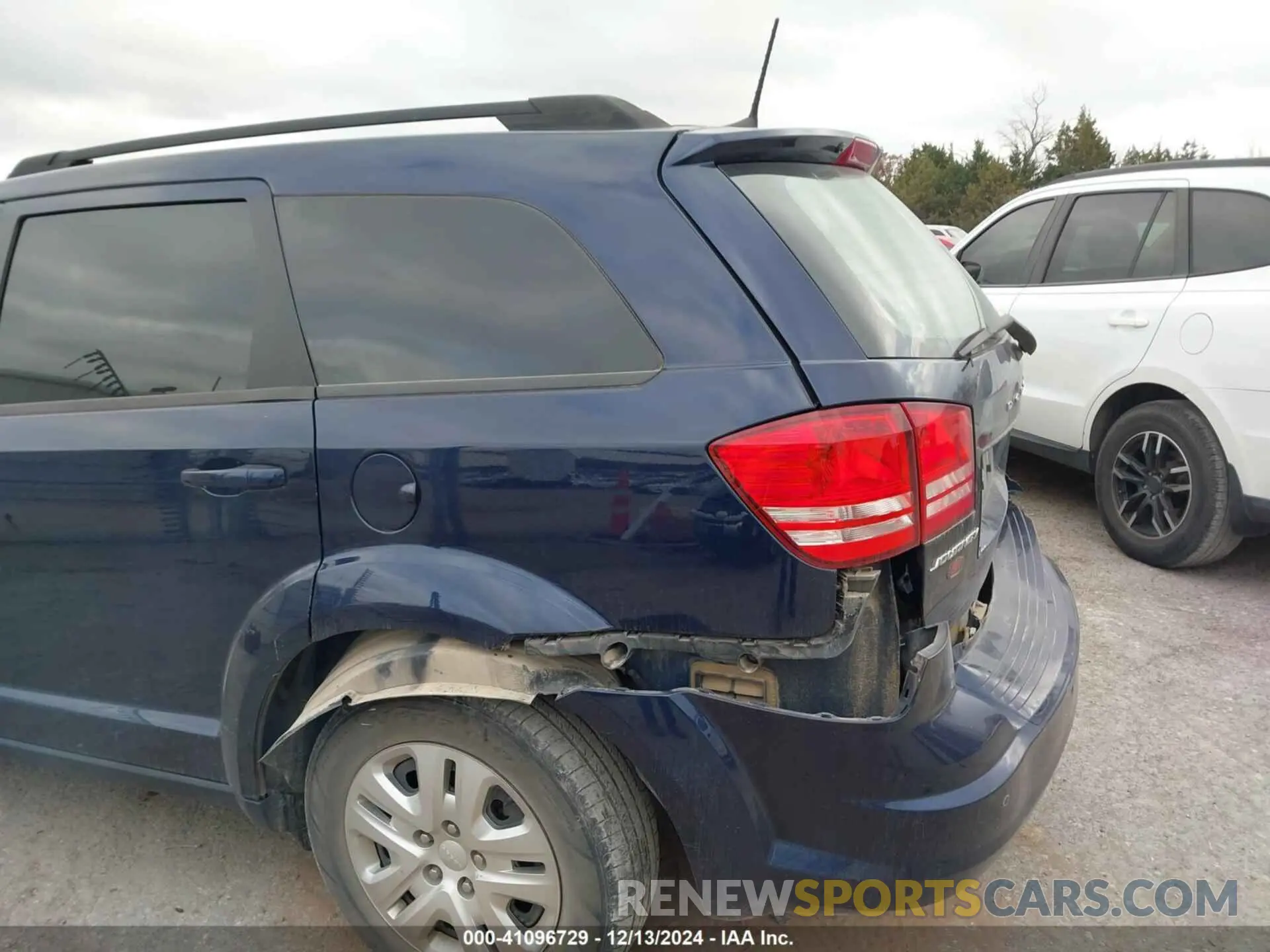 6 Photograph of a damaged car 3C4PDCAB4LT276404 DODGE JOURNEY 2020