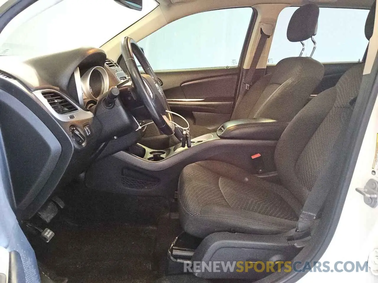 7 Photograph of a damaged car 3C4PDCAB5LT202103 DODGE JOURNEY 2020