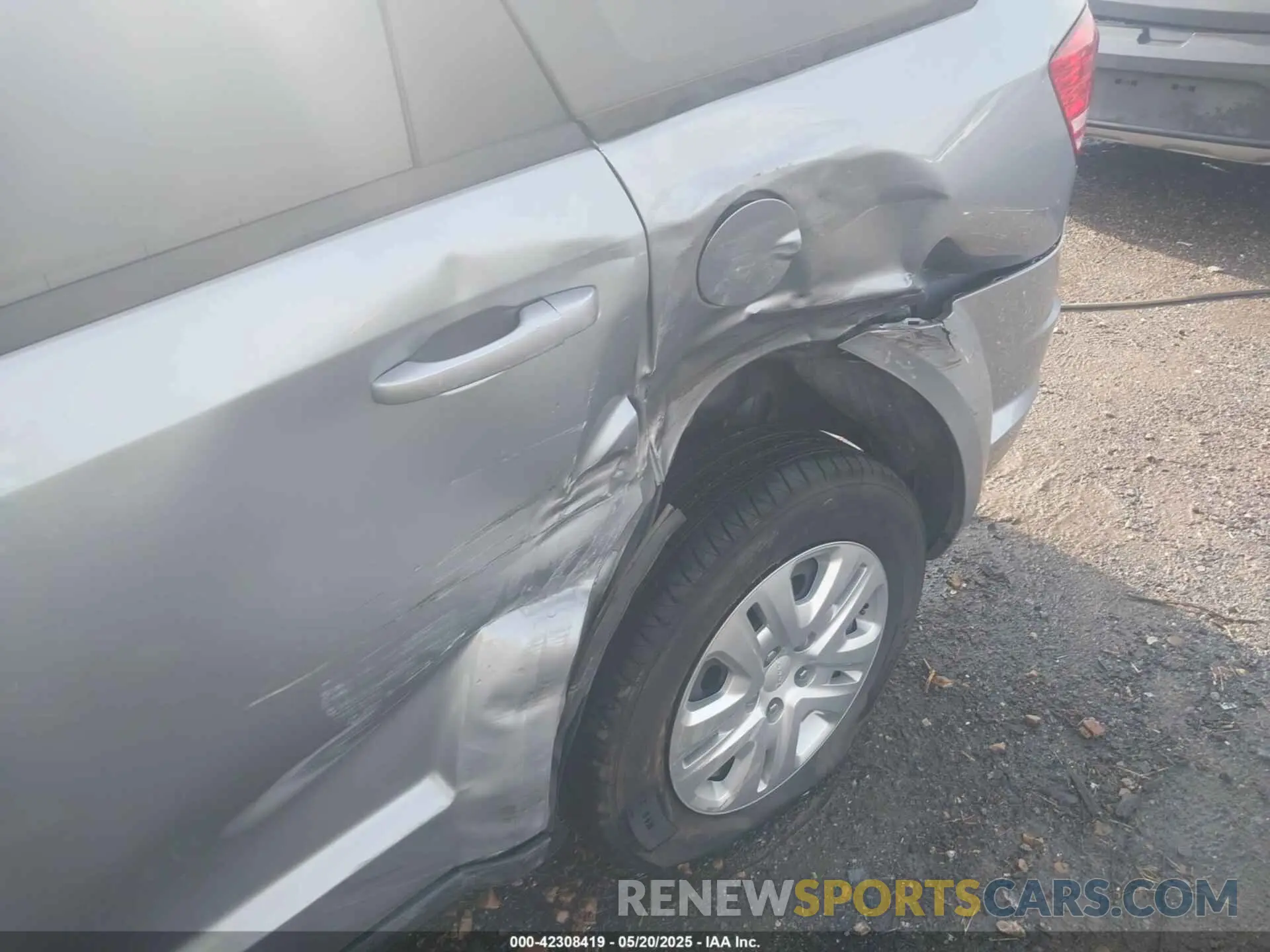 18 Photograph of a damaged car 3C4PDCAB5LT259112 DODGE JOURNEY 2020