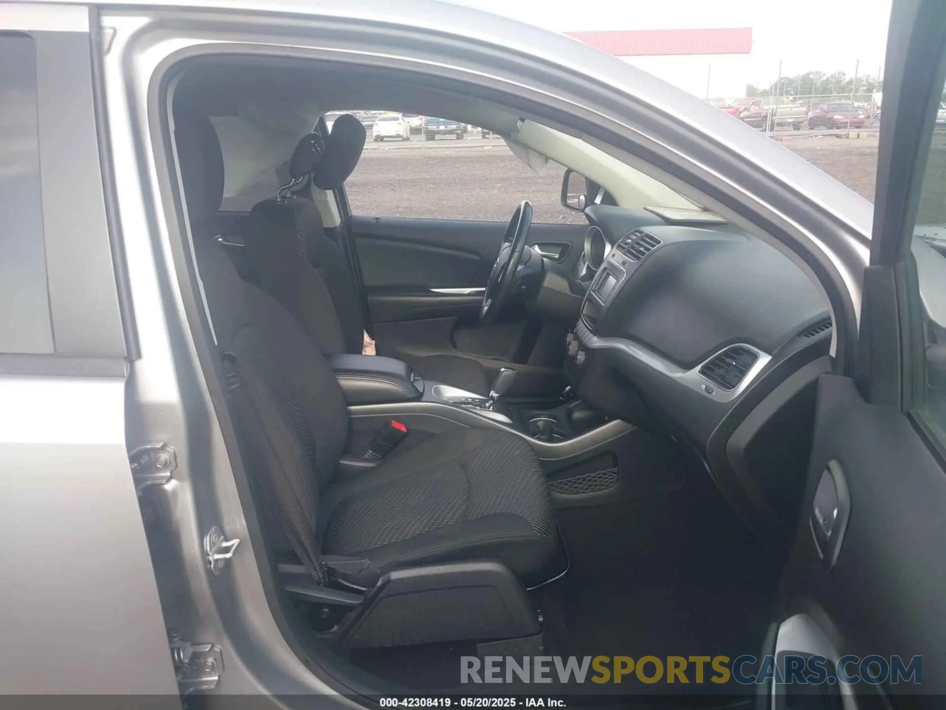 5 Photograph of a damaged car 3C4PDCAB5LT259112 DODGE JOURNEY 2020