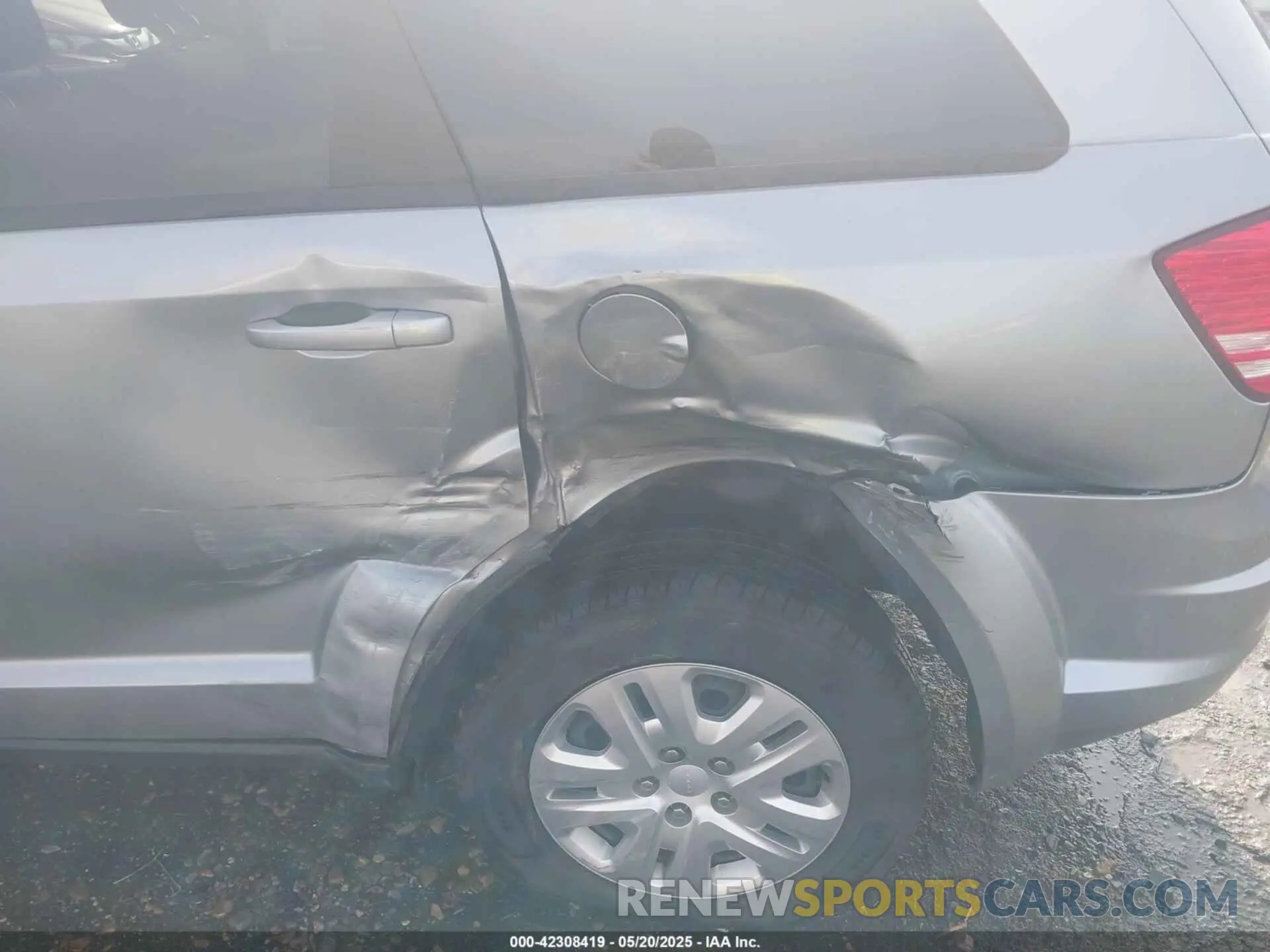 6 Photograph of a damaged car 3C4PDCAB5LT259112 DODGE JOURNEY 2020