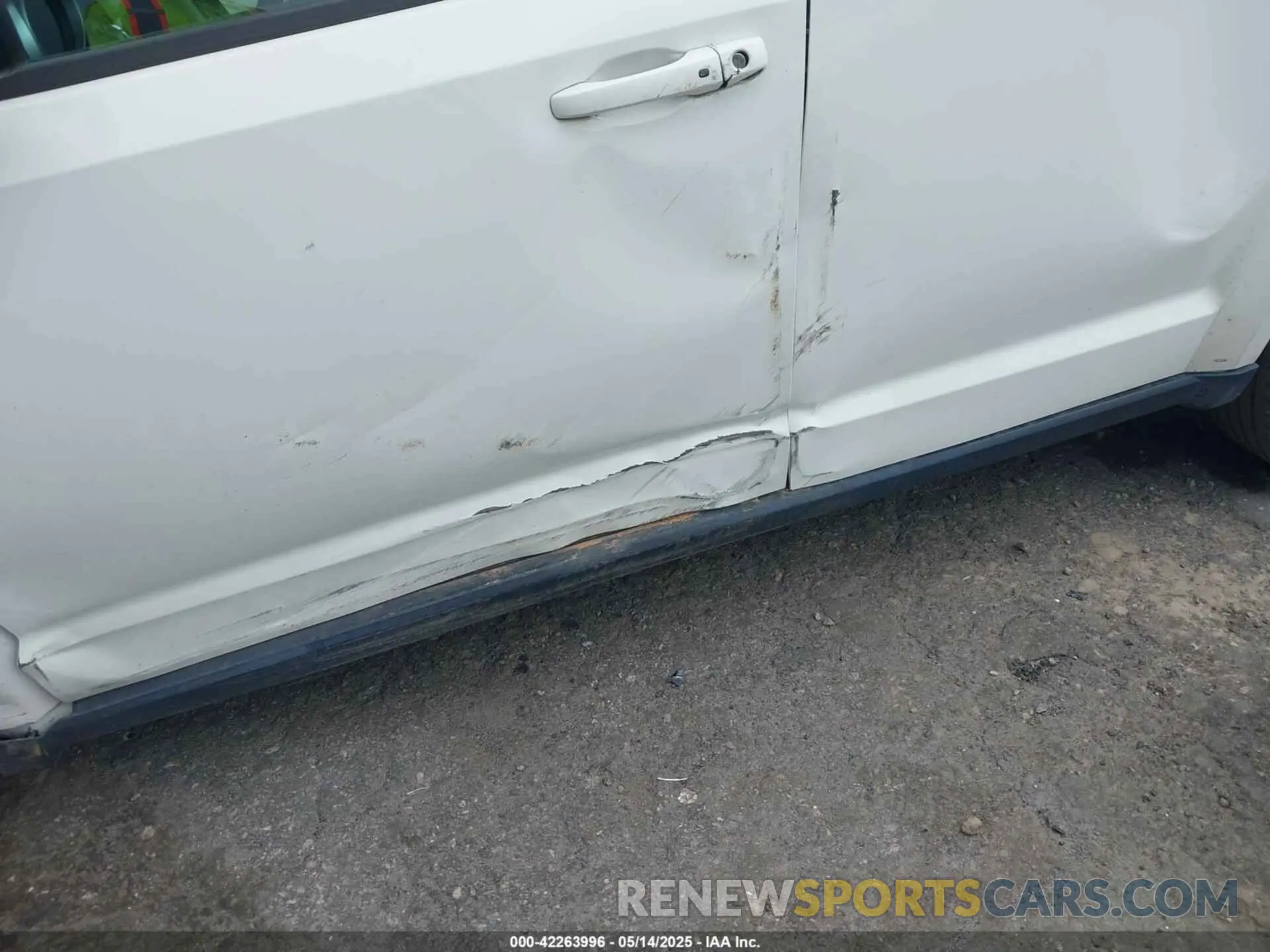 19 Photograph of a damaged car 3C4PDCAB5LT280977 DODGE JOURNEY 2020