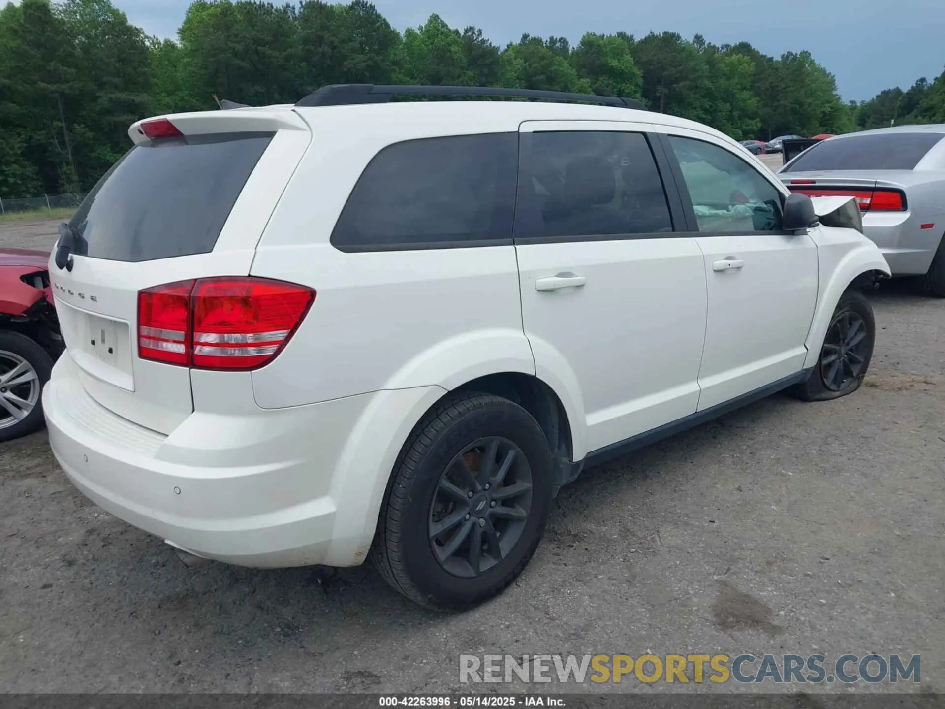 4 Photograph of a damaged car 3C4PDCAB5LT280977 DODGE JOURNEY 2020