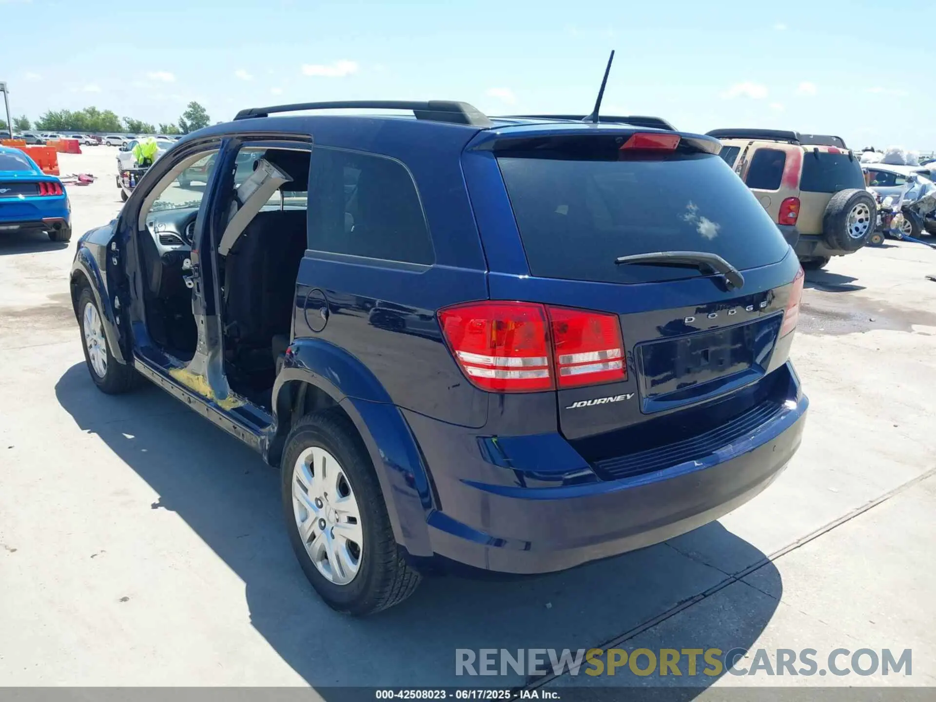 3 Photograph of a damaged car 3C4PDCAB6LT226474 DODGE JOURNEY 2020