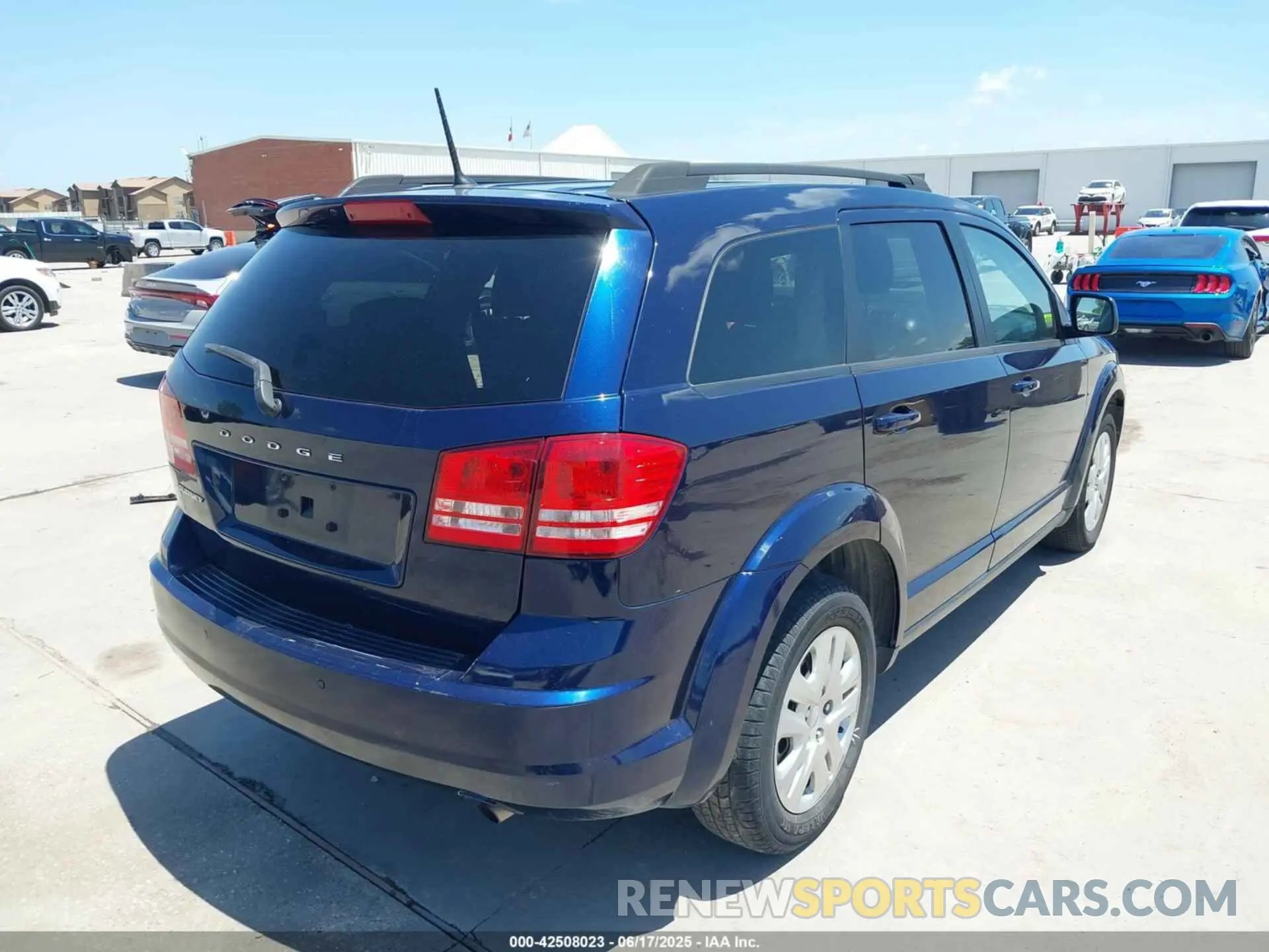 4 Photograph of a damaged car 3C4PDCAB6LT226474 DODGE JOURNEY 2020