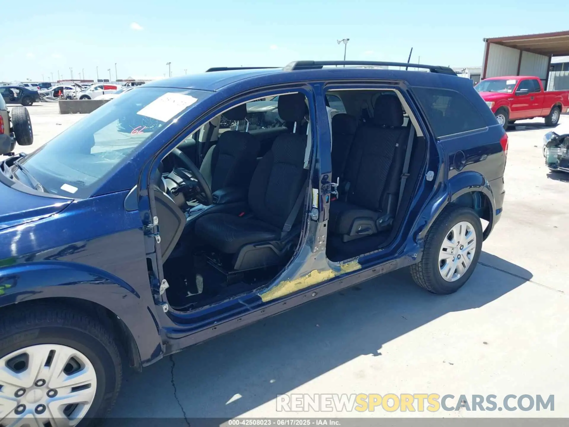 6 Photograph of a damaged car 3C4PDCAB6LT226474 DODGE JOURNEY 2020