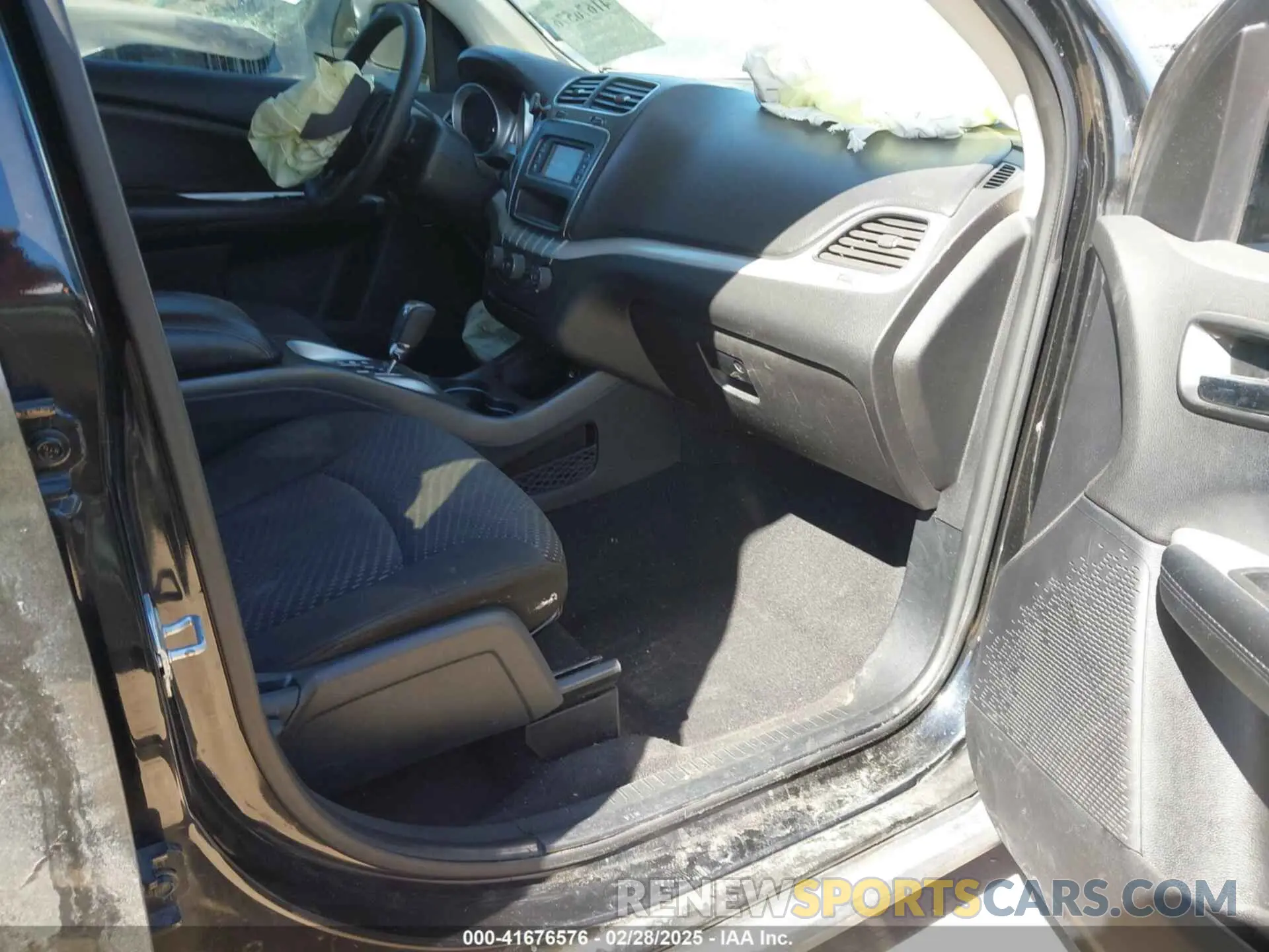 5 Photograph of a damaged car 3C4PDCAB6LT253710 DODGE JOURNEY 2020
