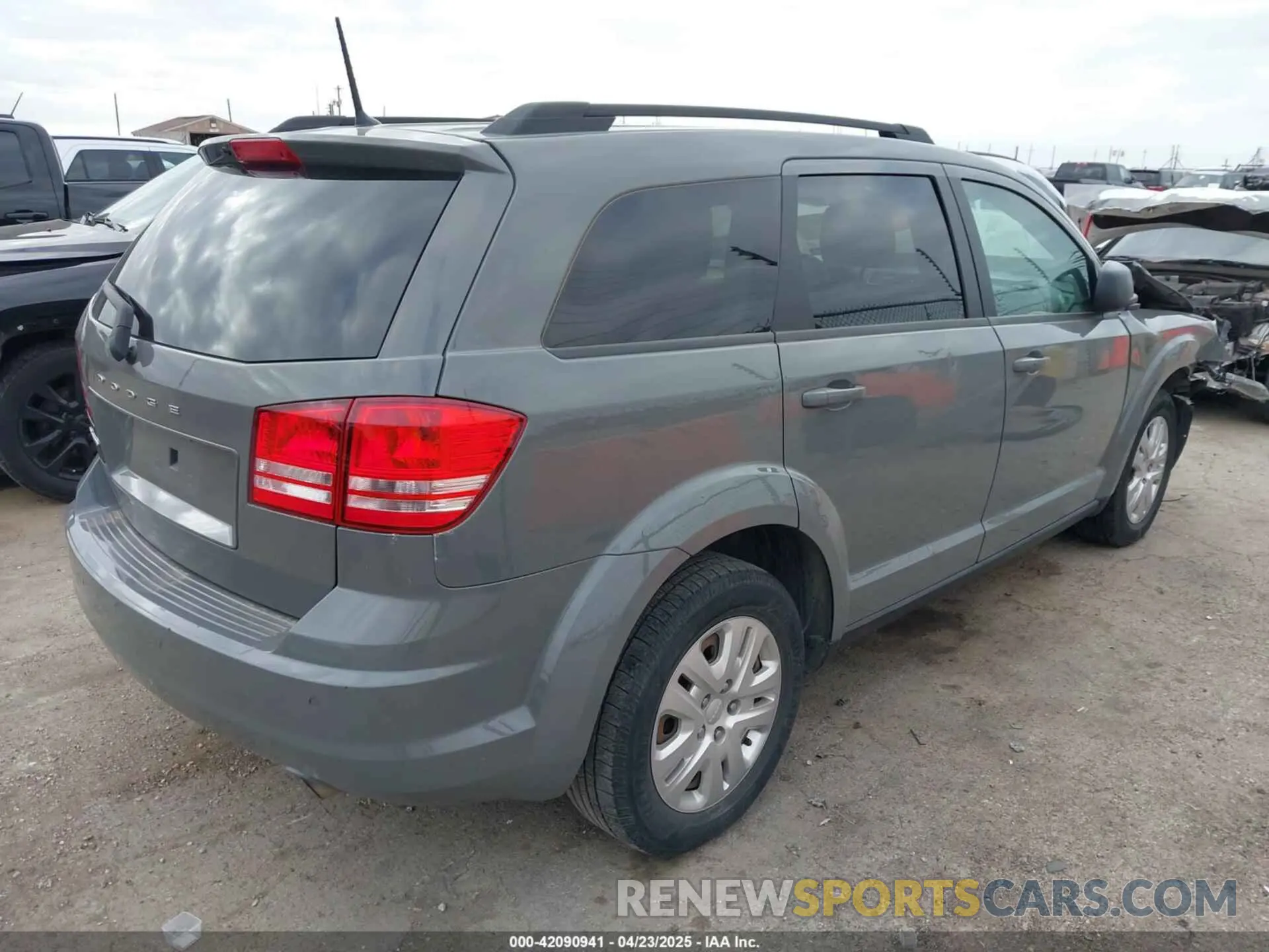 4 Photograph of a damaged car 3C4PDCAB7LT220716 DODGE JOURNEY 2020