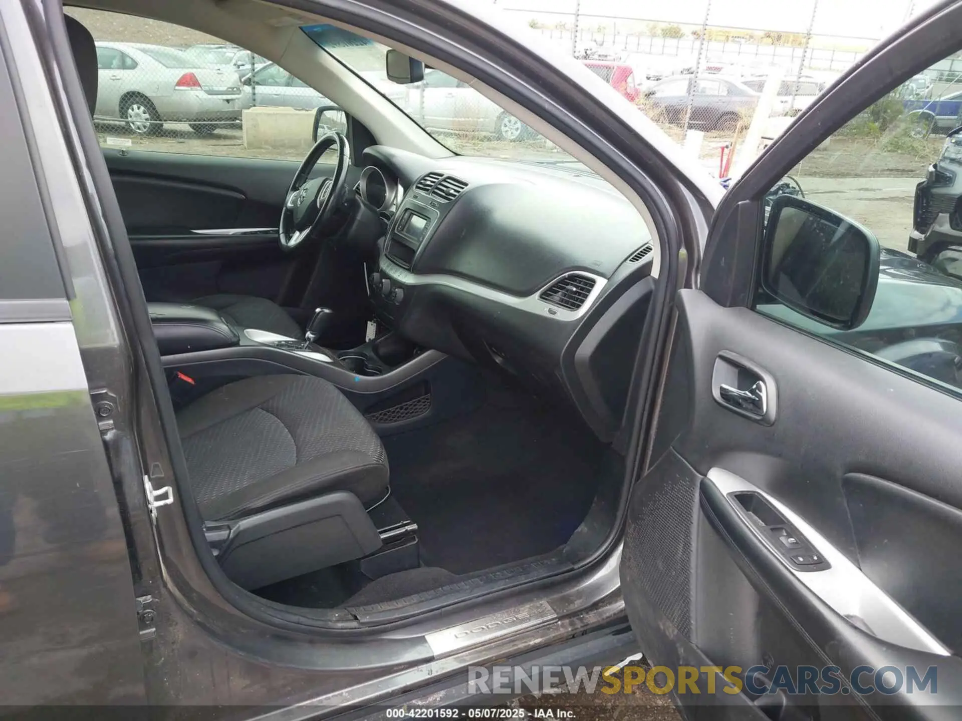 5 Photograph of a damaged car 3C4PDCAB7LT235443 DODGE JOURNEY 2020