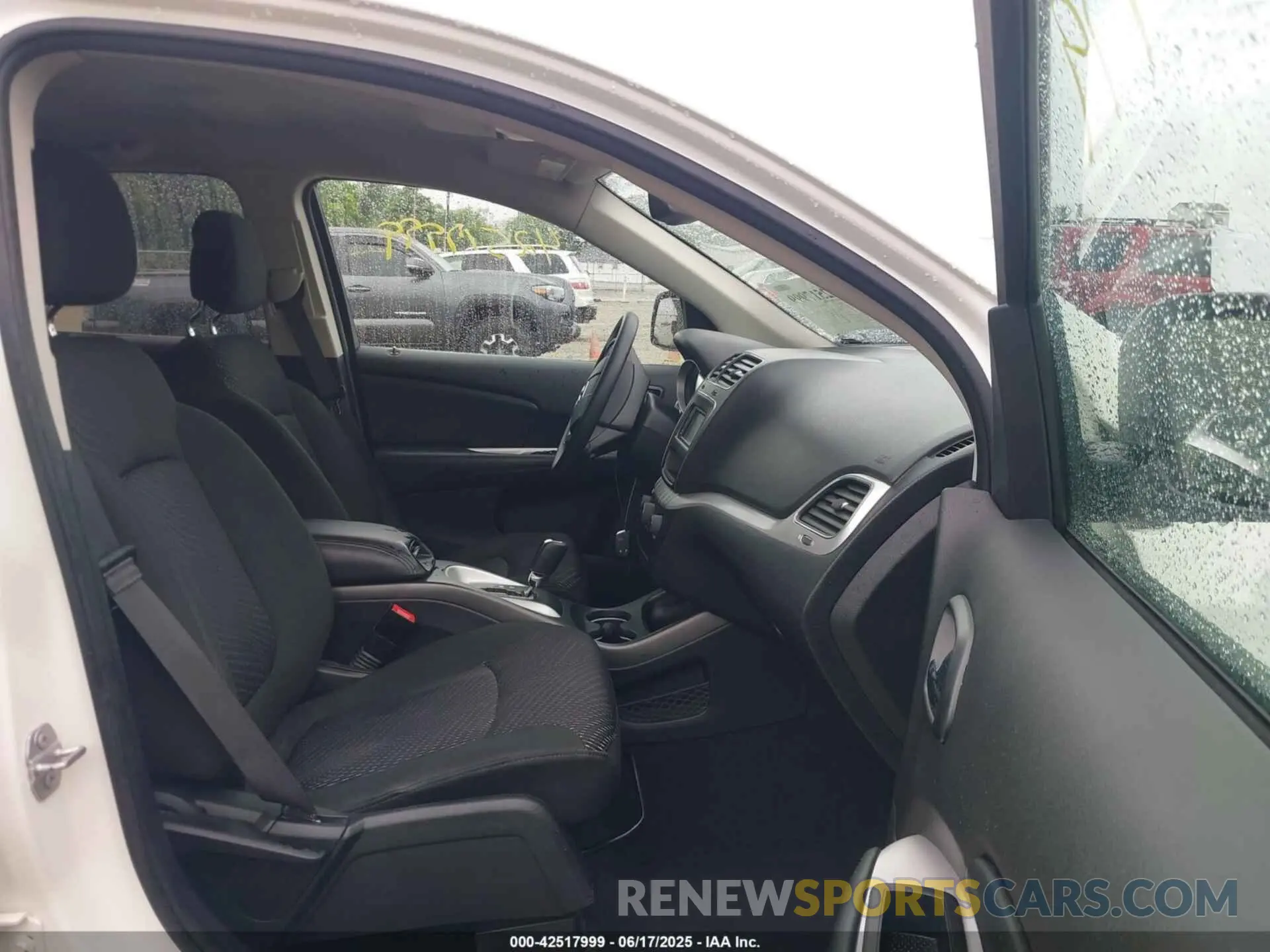 5 Photograph of a damaged car 3C4PDCAB7LT237578 DODGE JOURNEY 2020